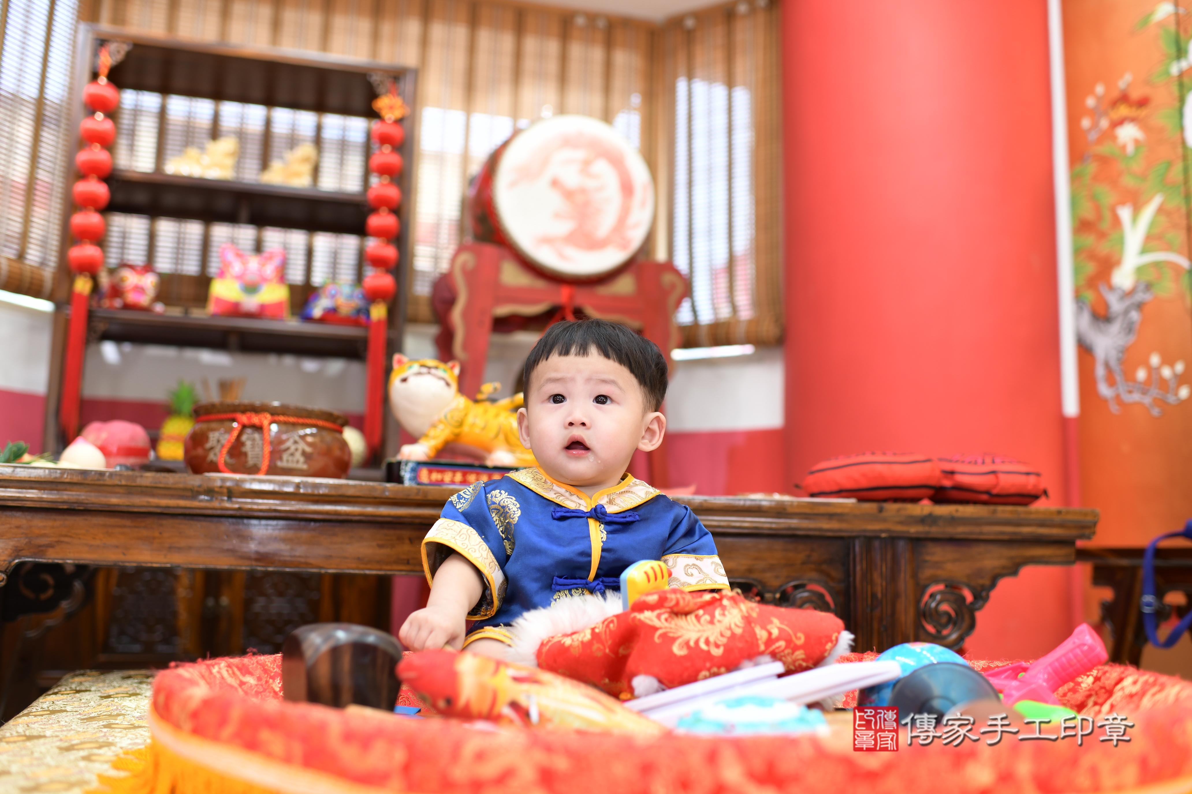 傳家手工印章高雄店、抓周、度脺、中國風會場、傳家嬰兒古禮、吉祥話、抓周道具物品24種、拍照。抓周證書。寶寶抓周、滿周歲、生日快樂、祝福