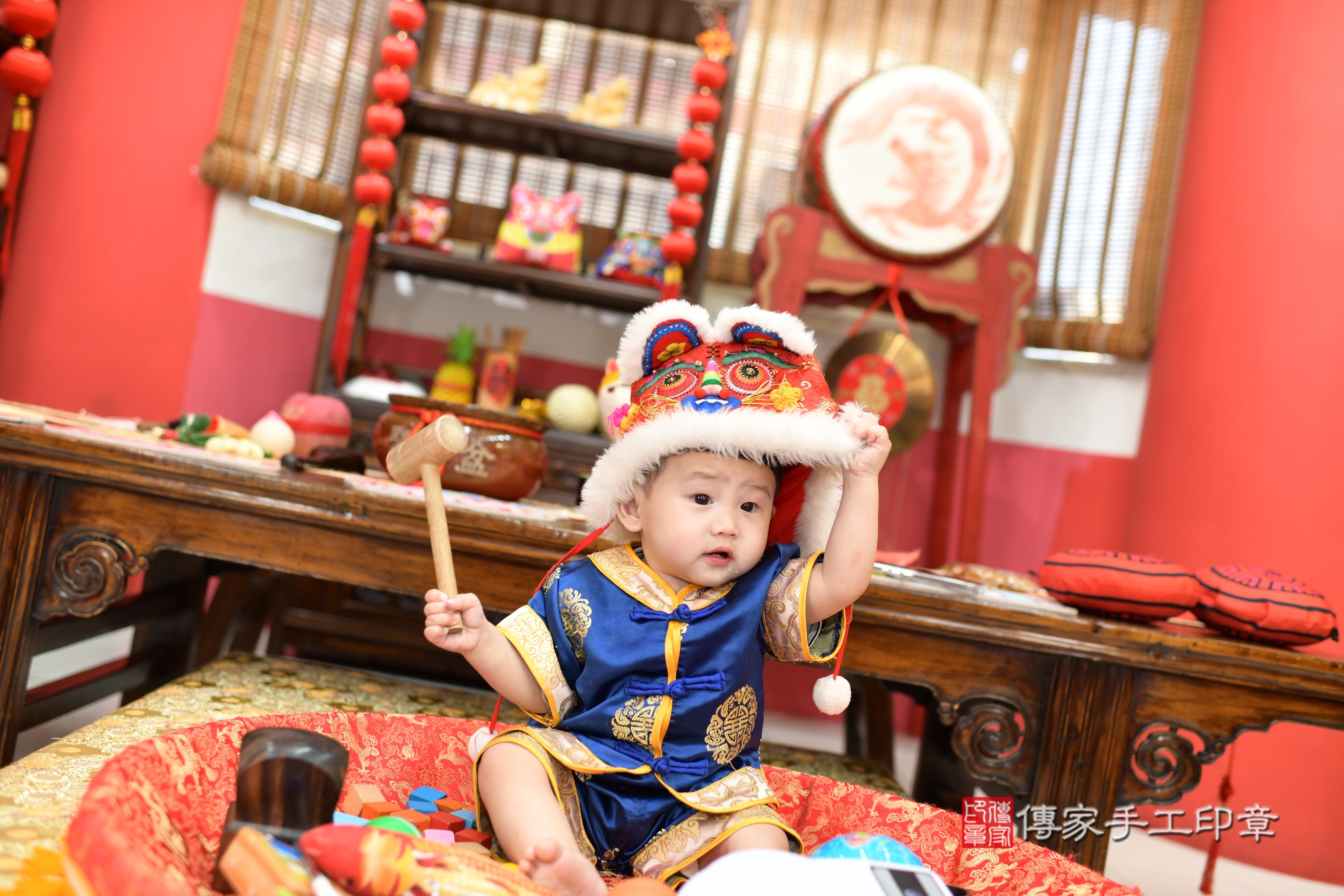 傳家手工印章高雄店、抓周、度脺、中國風會場、傳家嬰兒古禮、吉祥話、抓周道具物品24種、拍照。抓周證書。寶寶抓周、滿周歲、生日快樂、祝福