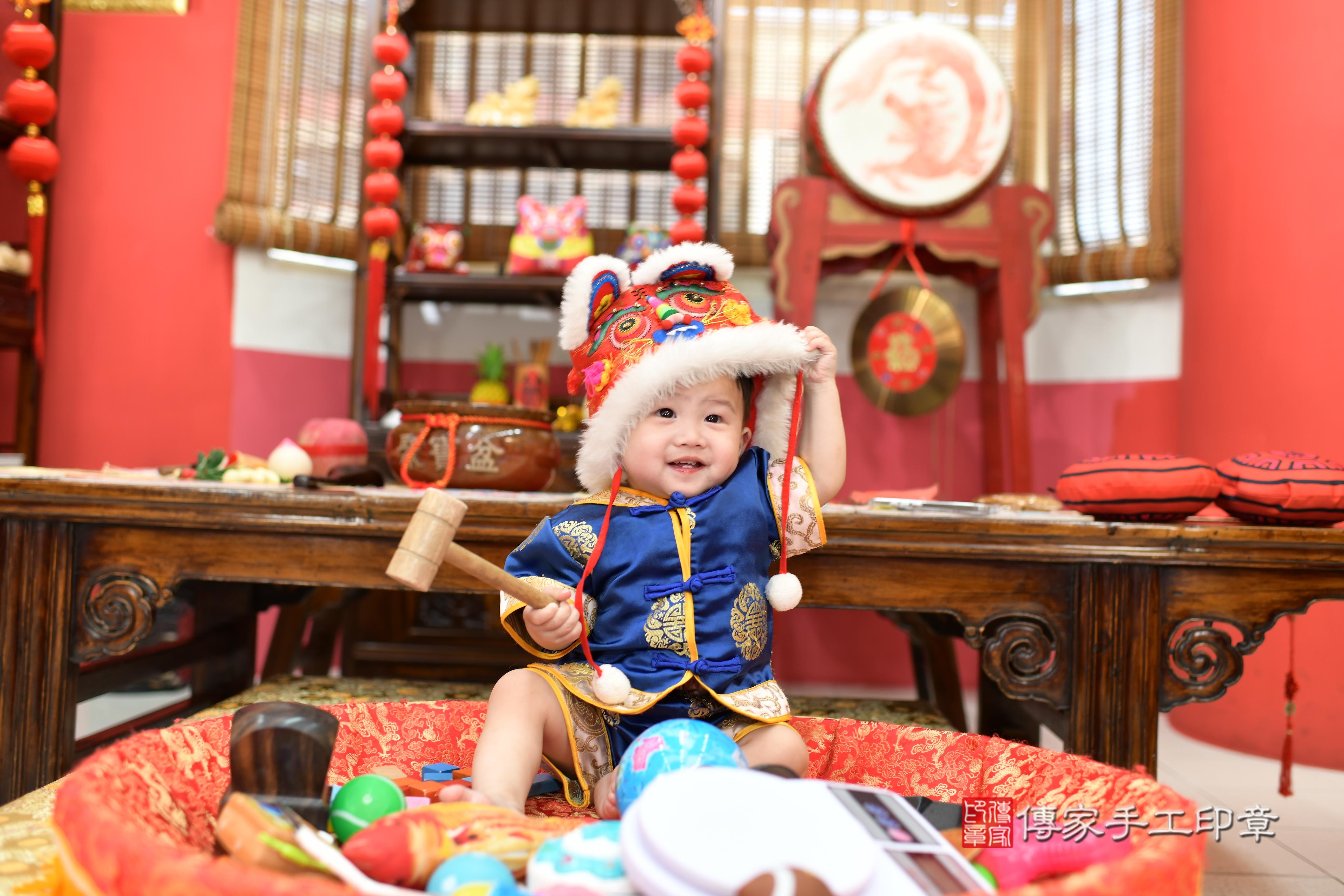 傳家手工印章高雄店、抓周、度脺、中國風會場、傳家嬰兒古禮、吉祥話、抓周道具物品24種、拍照。抓周證書。寶寶抓周、滿周歲、生日快樂、祝福