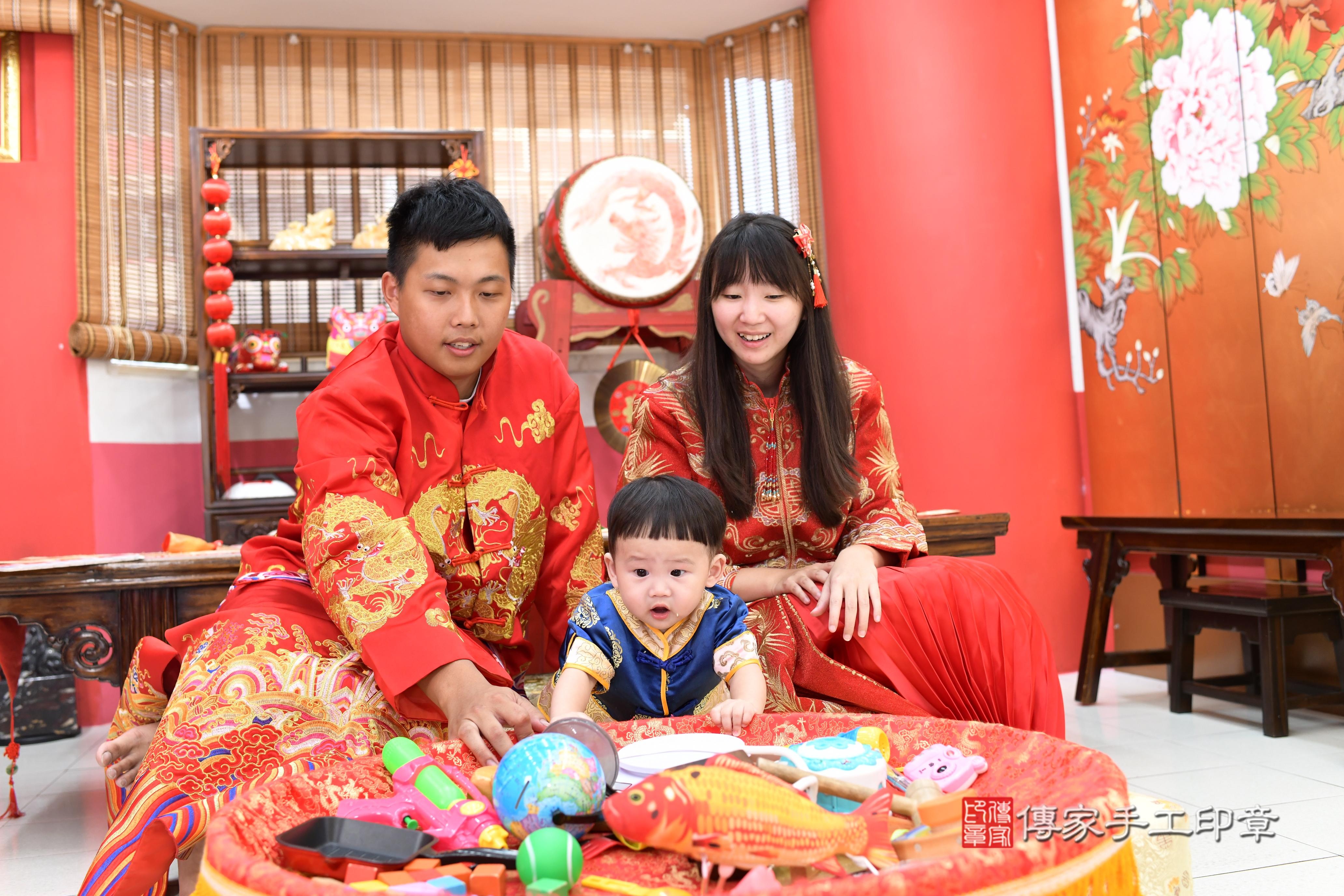 傳家手工印章高雄店、抓周、度脺、中國風會場、傳家嬰兒古禮、吉祥話、抓周道具物品24種、拍照。抓周證書。寶寶抓周、滿周歲、生日快樂、祝福