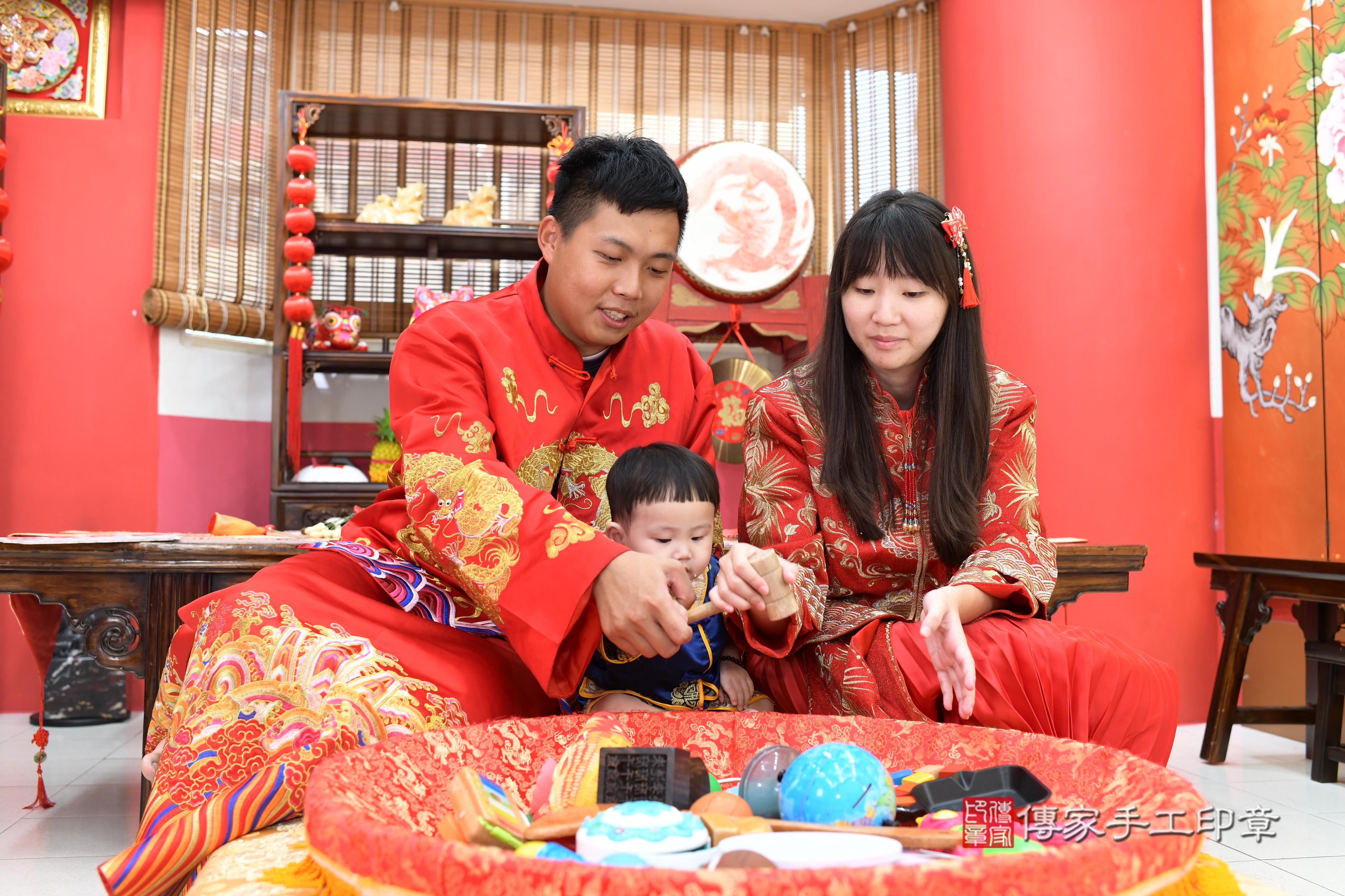 傳家手工印章高雄店、抓周、度脺、中國風會場、傳家嬰兒古禮、吉祥話、抓周道具物品24種、拍照。抓周證書。寶寶抓周、滿周歲、生日快樂、祝福