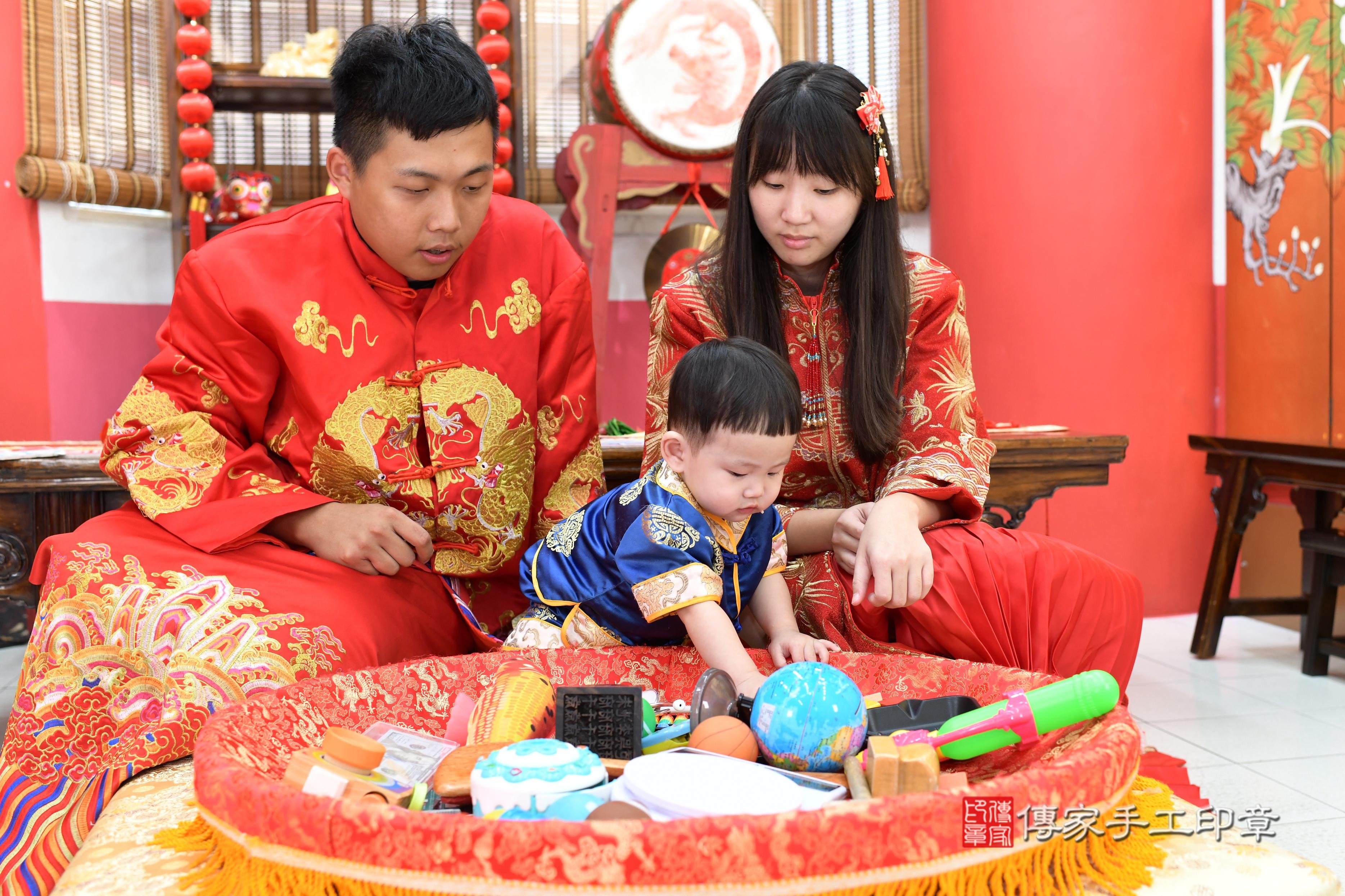 傳家手工印章高雄店、抓周、度脺、中國風會場、傳家嬰兒古禮、吉祥話、抓周道具物品24種、拍照。抓周證書。寶寶抓周、滿周歲、生日快樂、祝福