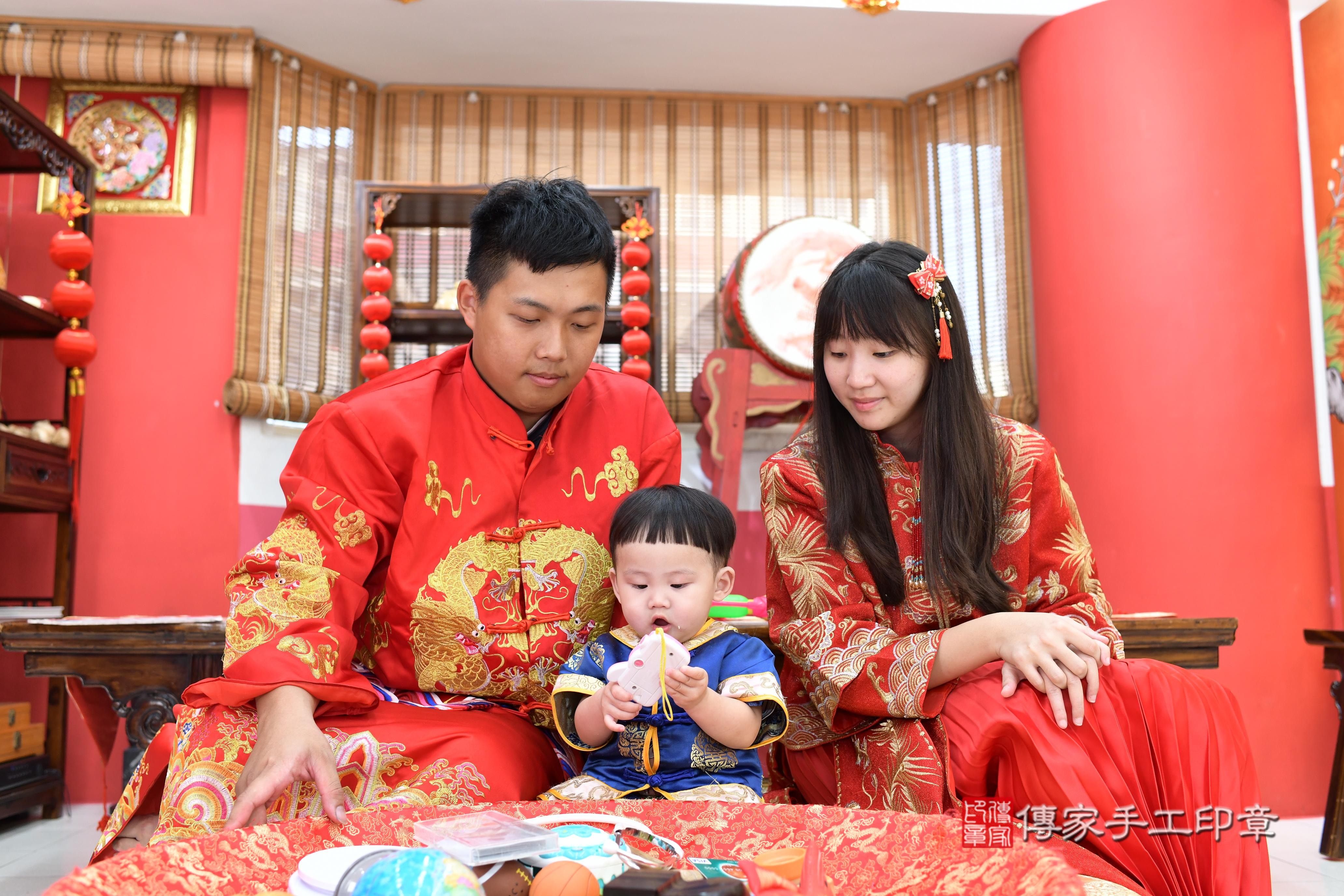 傳家手工印章高雄店、抓周、度脺、中國風會場、傳家嬰兒古禮、吉祥話、抓周道具物品24種、拍照。抓周證書。寶寶抓周、滿周歲、生日快樂、祝福