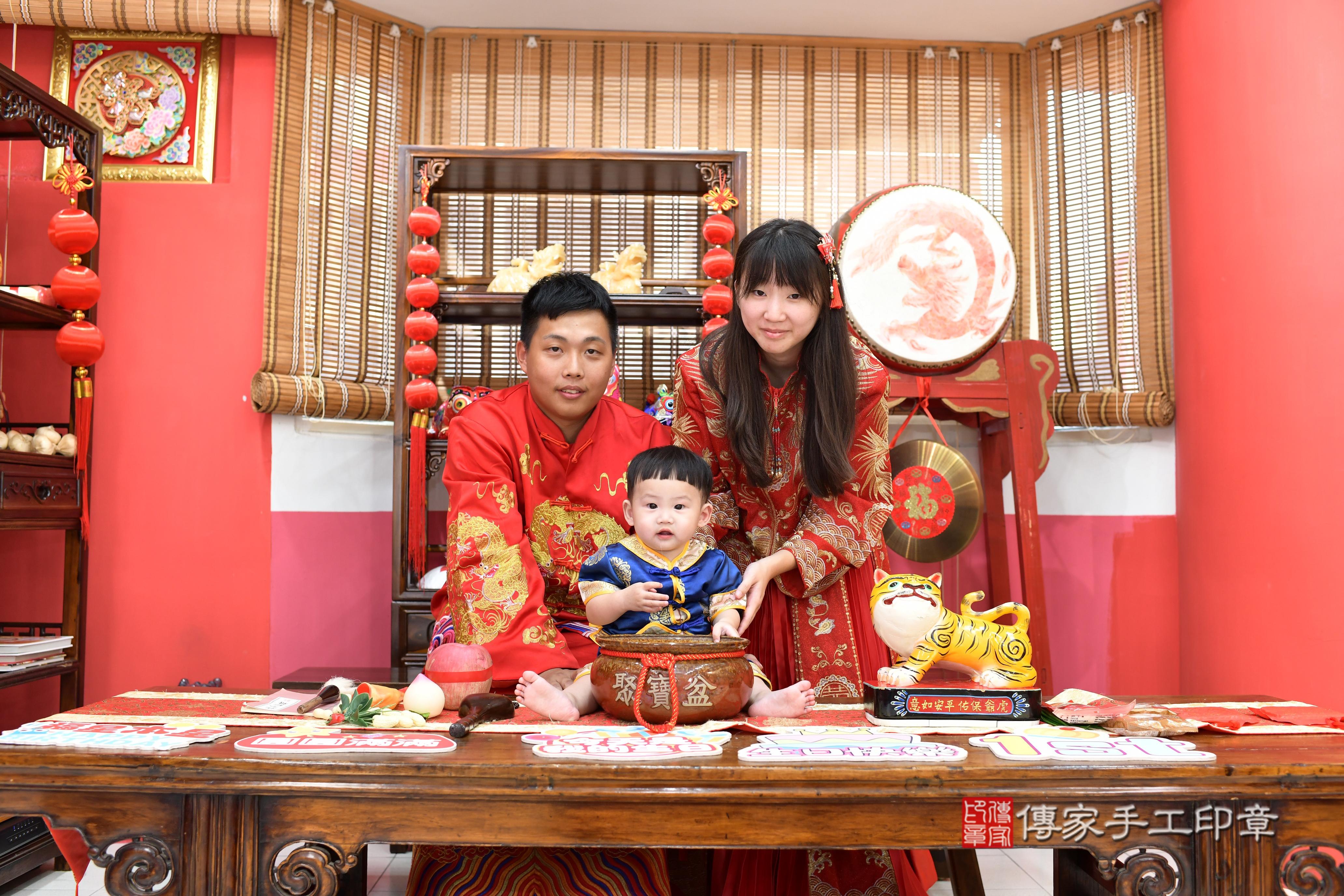 傳家手工印章高雄店、抓周、度脺、中國風會場、傳家嬰兒古禮、吉祥話、抓周道具物品24種、拍照。抓周證書。寶寶抓周、滿周歲、生日快樂、祝福