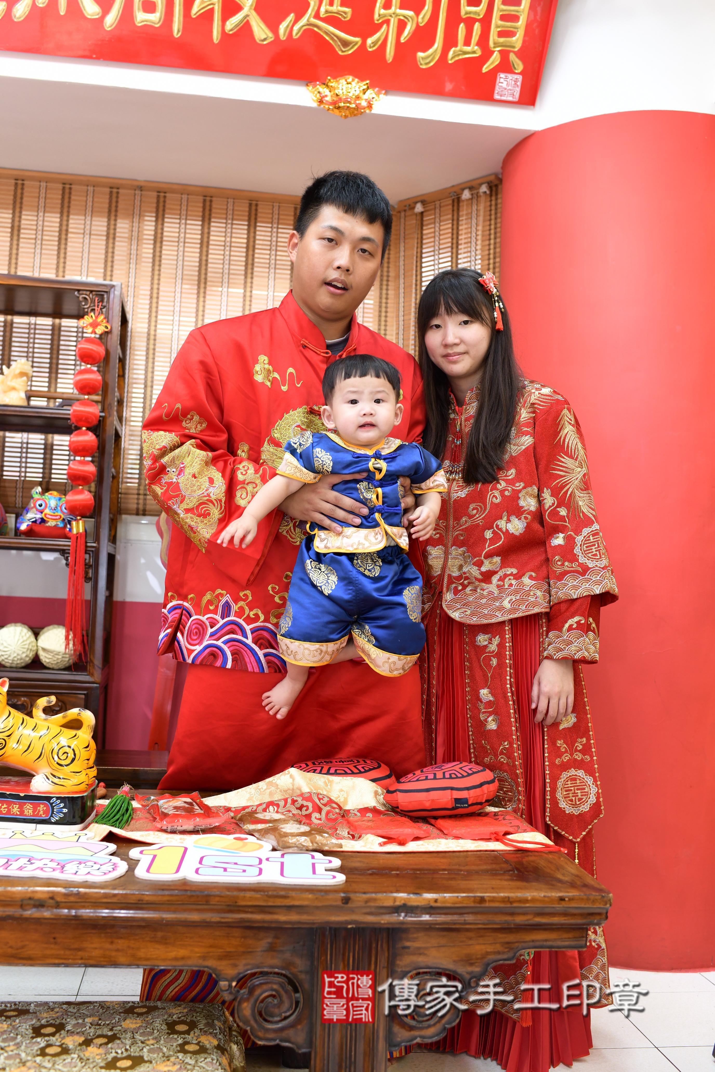 傳家手工印章高雄店、抓周、度脺、中國風會場、傳家嬰兒古禮、吉祥話、抓周道具物品24種、拍照。抓周證書。寶寶抓周、滿周歲、生日快樂、祝福