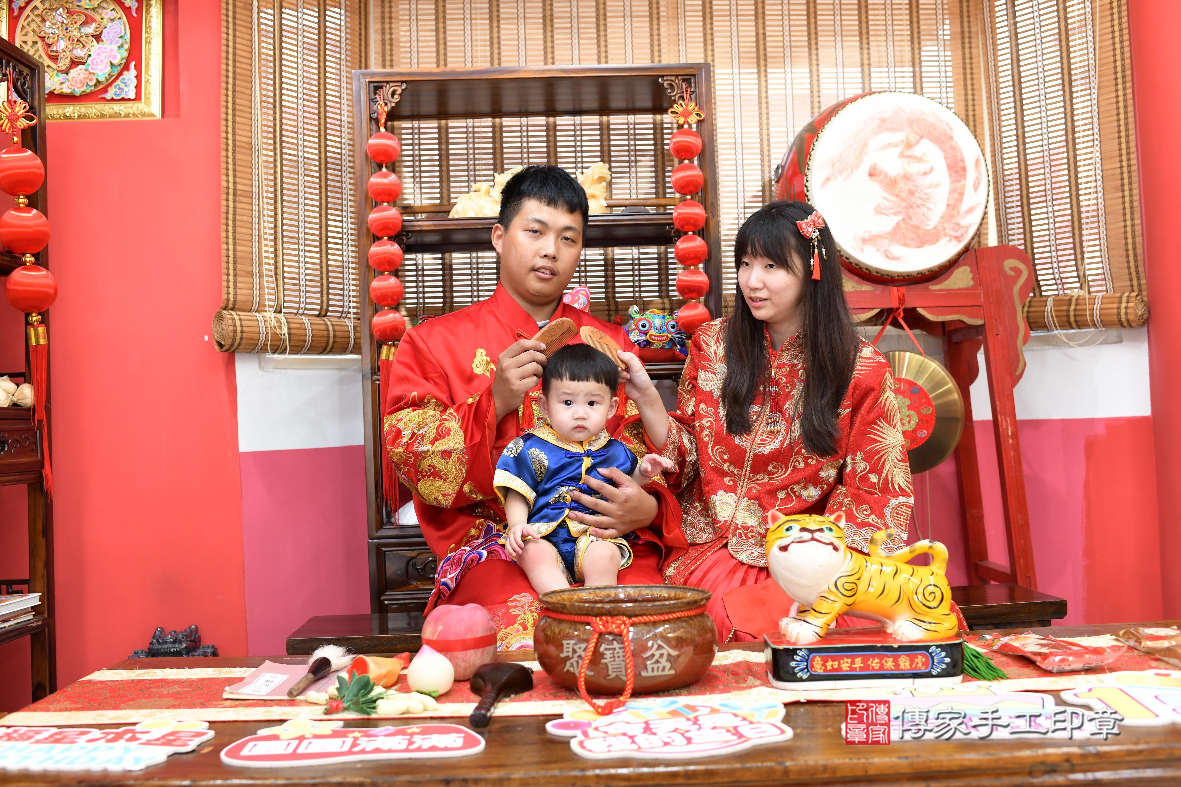 傳家手工印章高雄店、抓周、度脺、中國風會場、傳家嬰兒古禮、吉祥話、抓周道具物品24種、拍照。抓周證書。寶寶抓周、滿周歲、生日快樂、祝福