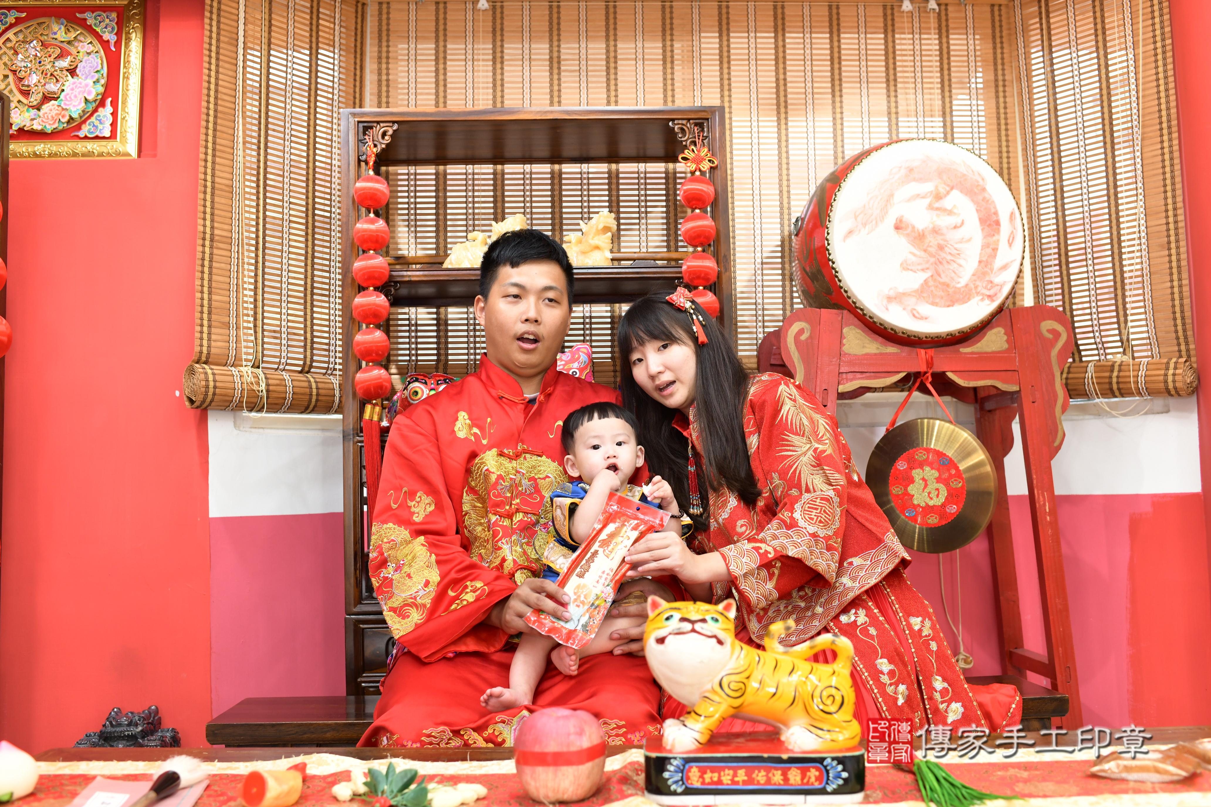 傳家手工印章高雄店、抓周、度脺、中國風會場、傳家嬰兒古禮、吉祥話、抓周道具物品24種、拍照。抓周證書。寶寶抓周、滿周歲、生日快樂、祝福