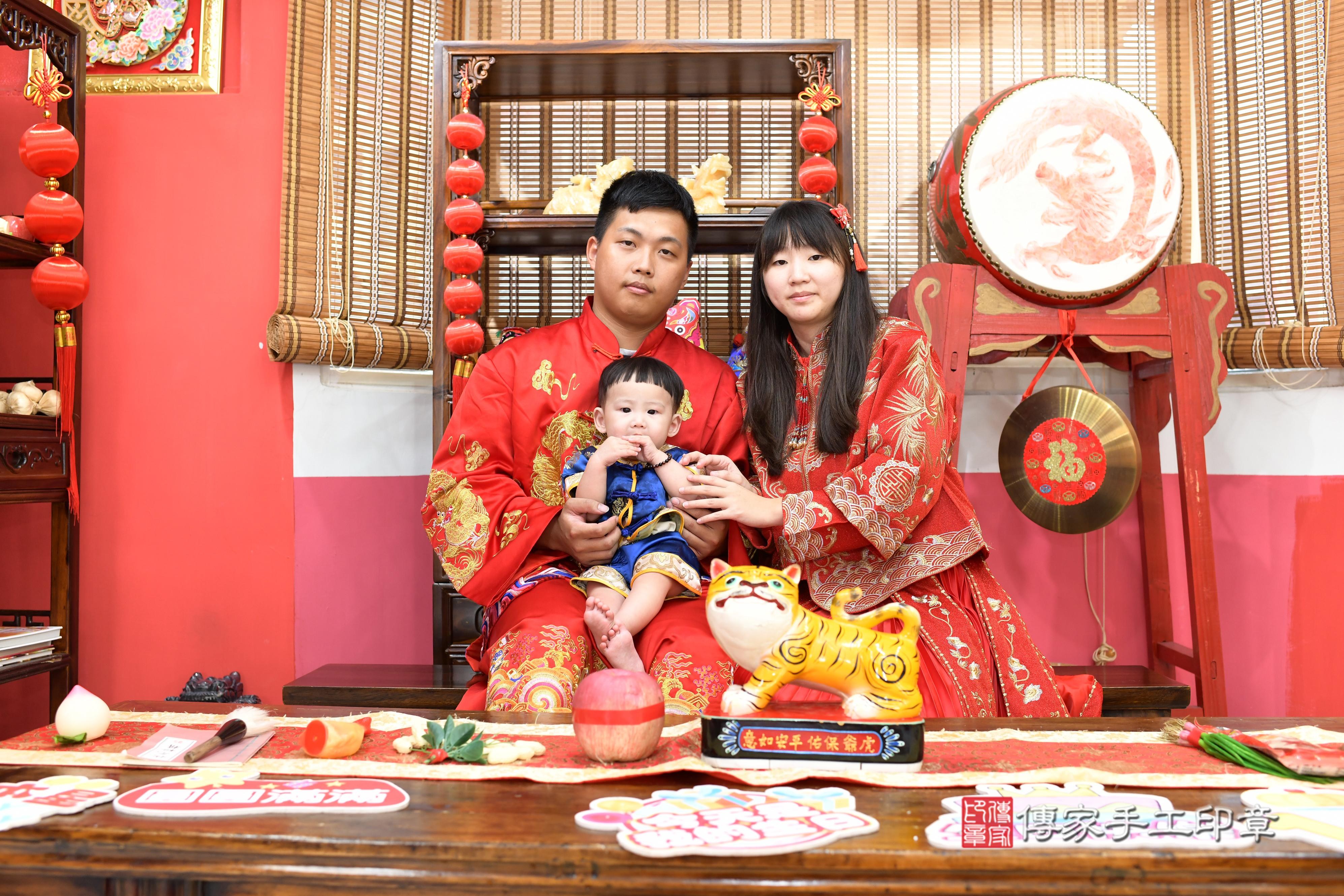 傳家手工印章高雄店、抓周、度脺、中國風會場、傳家嬰兒古禮、吉祥話、抓周道具物品24種、拍照。抓周證書。寶寶抓周、滿周歲、生日快樂、祝福