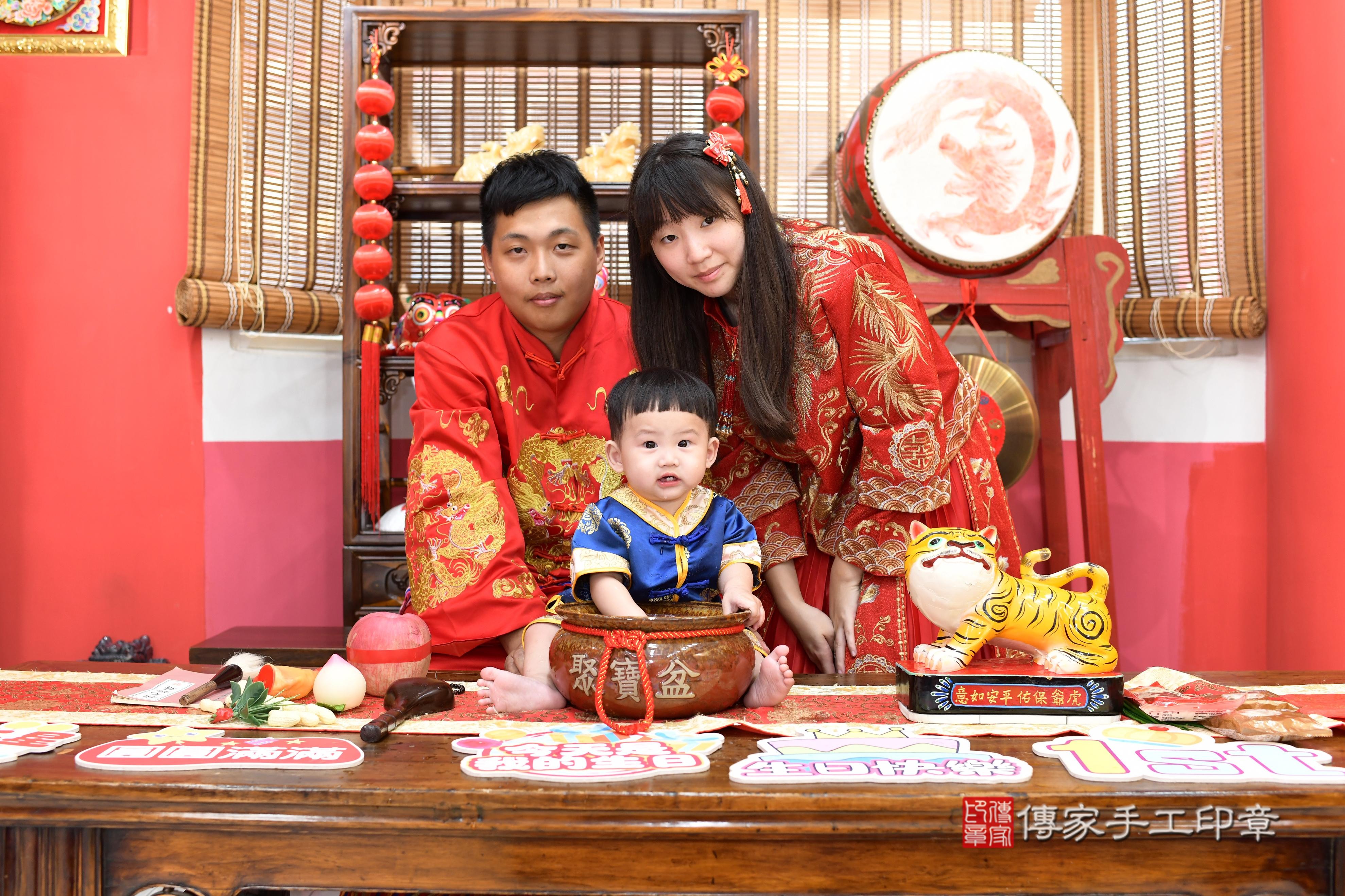 傳家手工印章高雄店、抓周、度脺、中國風會場、傳家嬰兒古禮、吉祥話、抓周道具物品24種、拍照。抓周證書。寶寶抓周、滿周歲、生日快樂、祝福