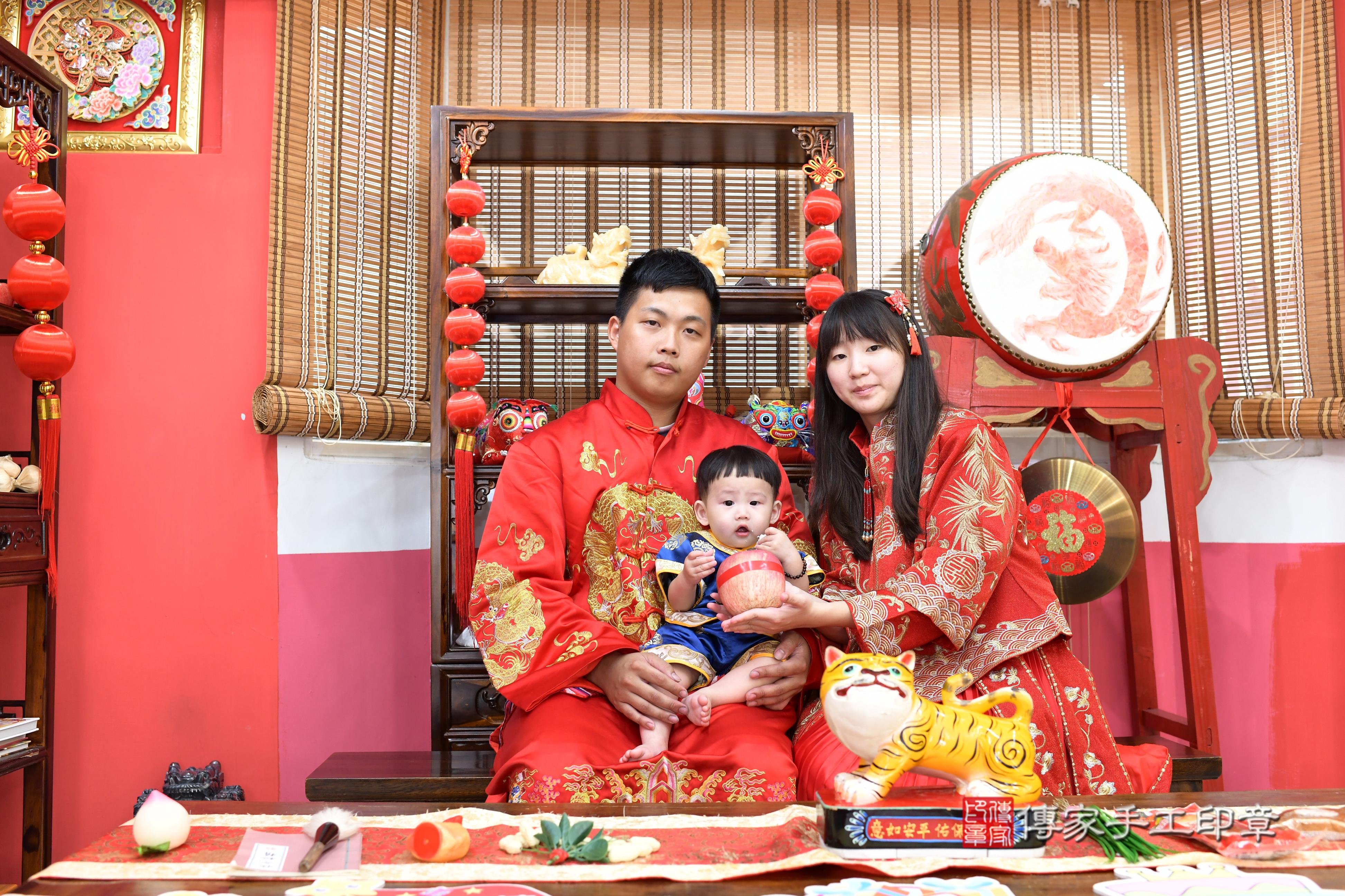 傳家手工印章高雄店、抓周、度脺、中國風會場、傳家嬰兒古禮、吉祥話、抓周道具物品24種、拍照。抓周證書。寶寶抓周、滿周歲、生日快樂、祝福