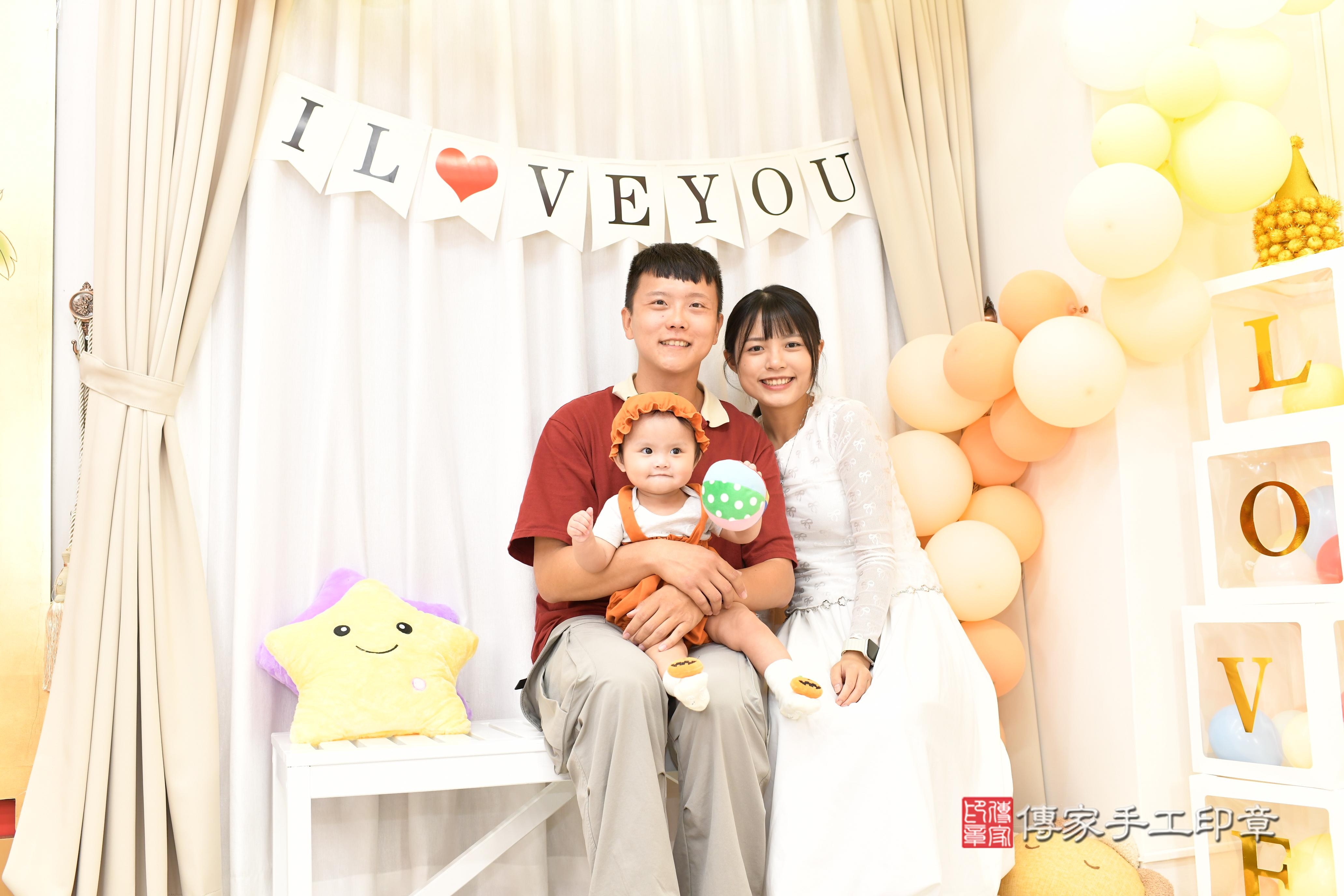 傳家手工印章高雄店、抓周、度脺、中國風會場、傳家嬰兒古禮、吉祥話、抓周道具物品24種、拍照。抓周證書。寶寶抓周、滿周歲、生日快樂、祝福