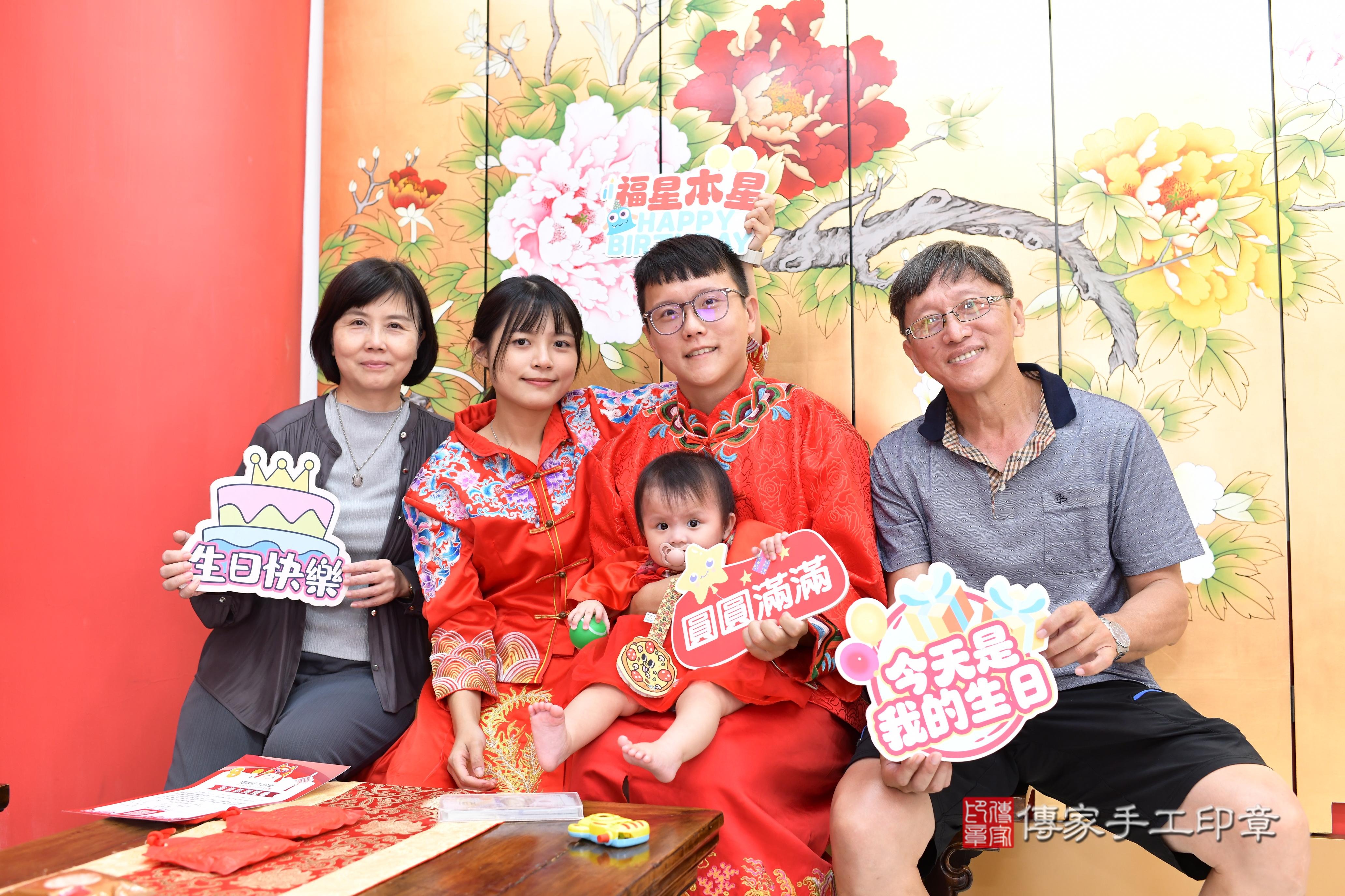 傳家手工印章高雄店、抓周、度脺、中國風會場、傳家嬰兒古禮、吉祥話、抓周道具物品24種、拍照。抓周證書。寶寶抓周、滿周歲、生日快樂、祝福