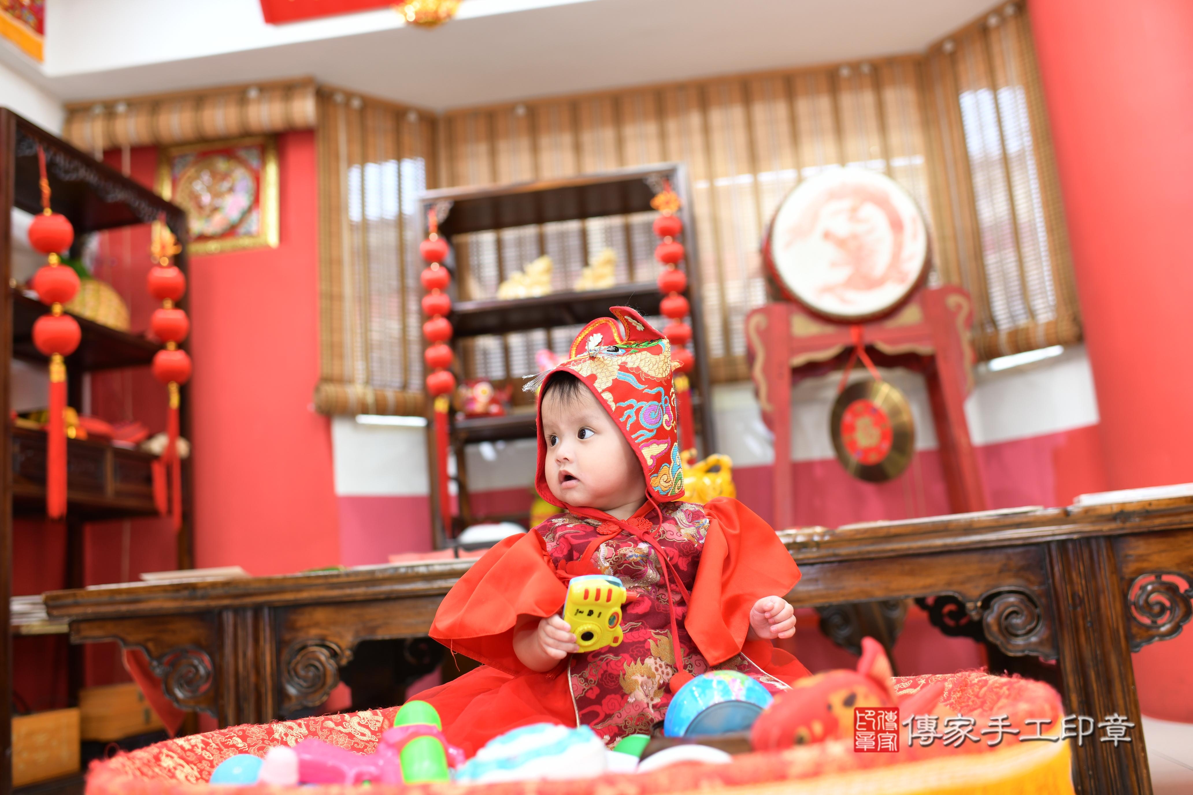 傳家手工印章高雄店、抓周、度脺、中國風會場、傳家嬰兒古禮、吉祥話、抓周道具物品24種、拍照。抓周證書。寶寶抓周、滿周歲、生日快樂、祝福