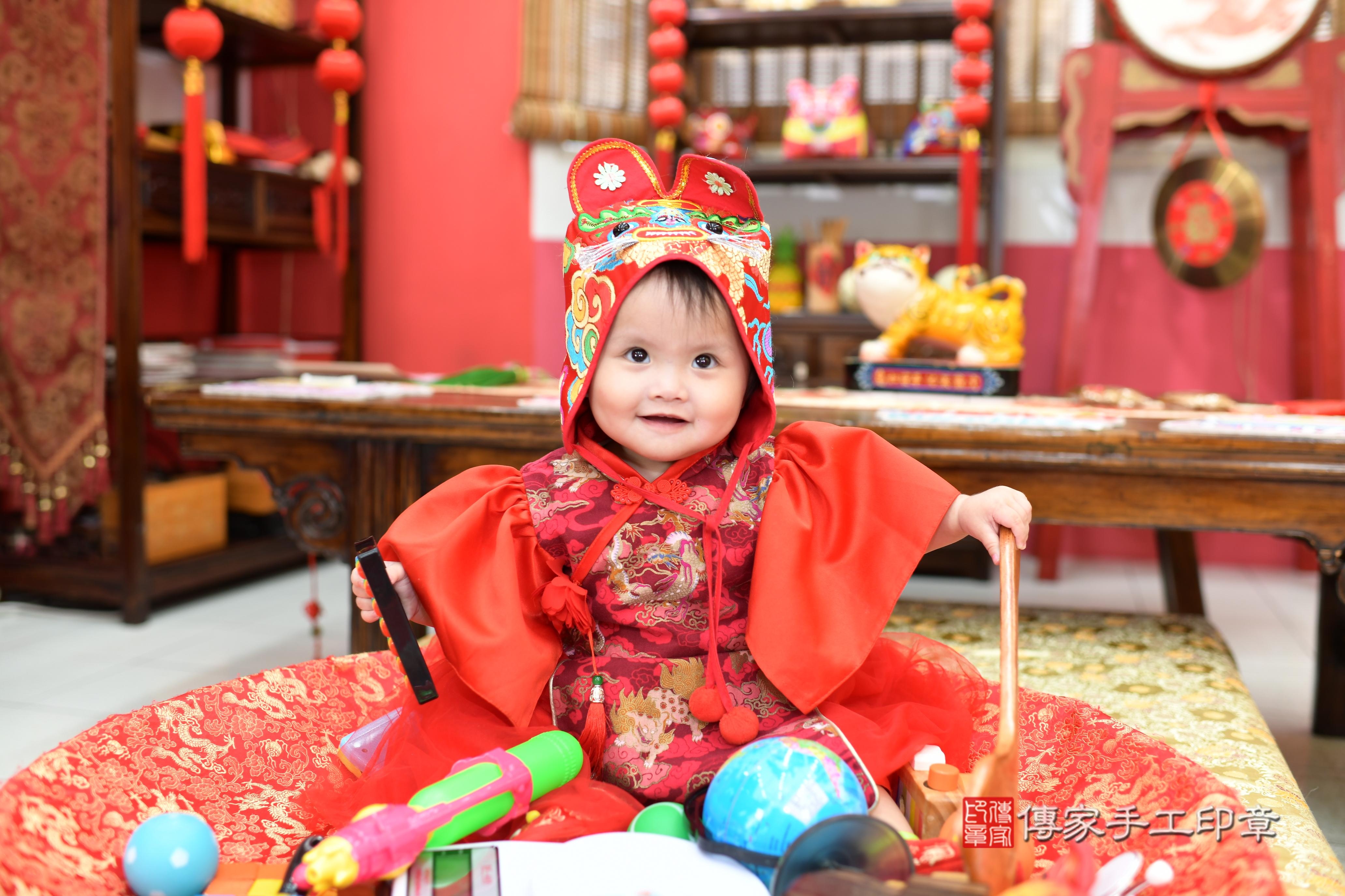 傳家手工印章高雄店、抓周、度脺、中國風會場、傳家嬰兒古禮、吉祥話、抓周道具物品24種、拍照。抓周證書。寶寶抓周、滿周歲、生日快樂、祝福