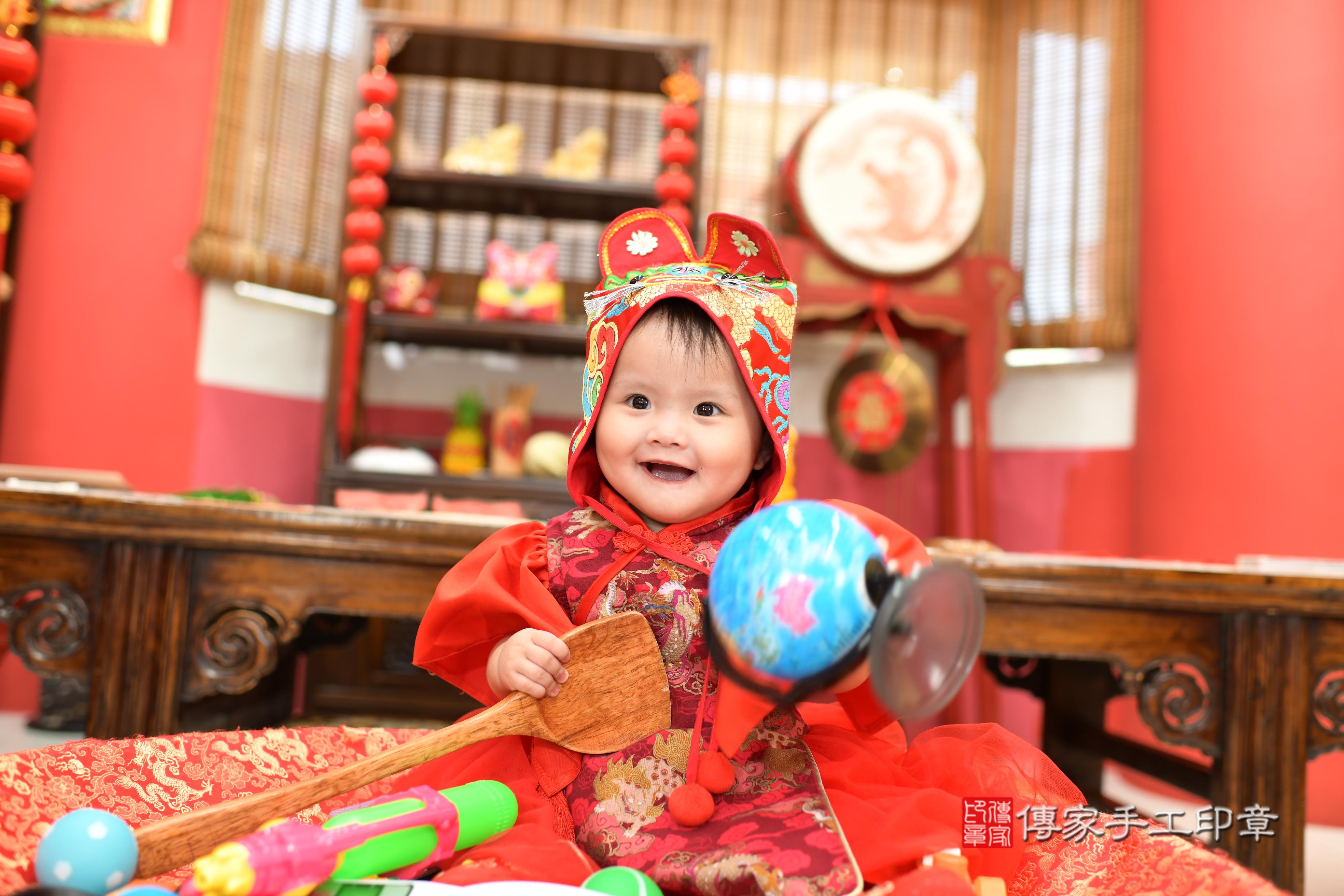 傳家手工印章高雄店、抓周、度脺、中國風會場、傳家嬰兒古禮、吉祥話、抓周道具物品24種、拍照。抓周證書。寶寶抓周、滿周歲、生日快樂、祝福