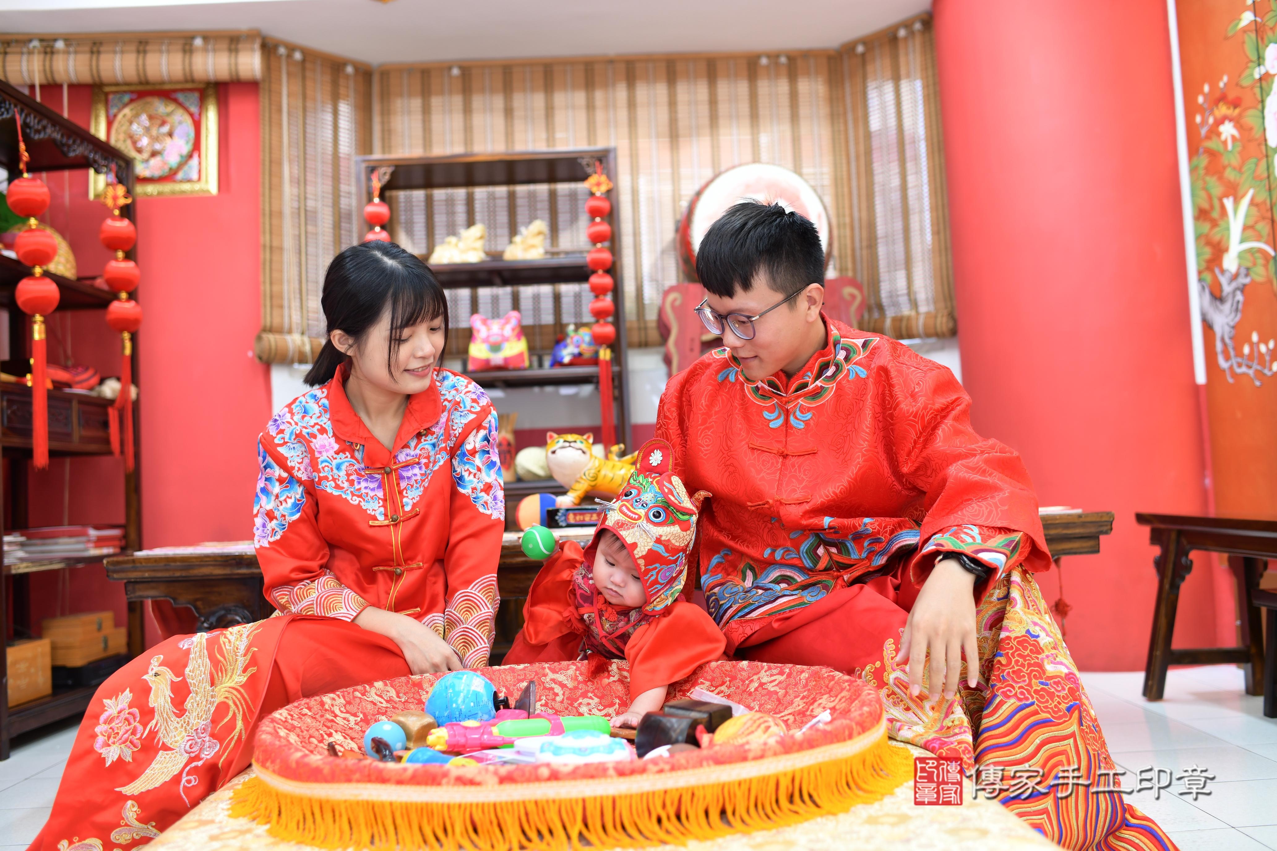 傳家手工印章高雄店、抓周、度脺、中國風會場、傳家嬰兒古禮、吉祥話、抓周道具物品24種、拍照。抓周證書。寶寶抓周、滿周歲、生日快樂、祝福