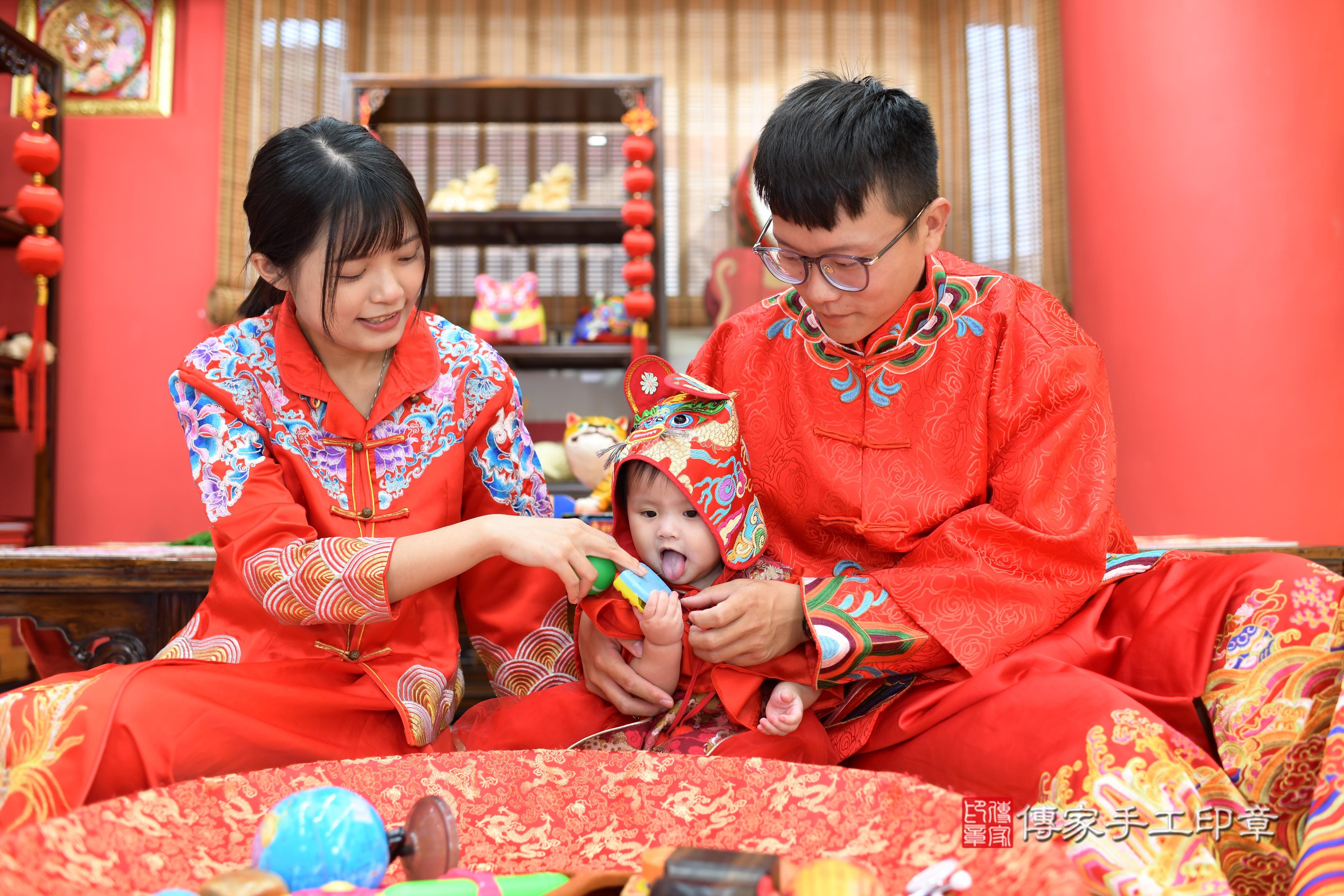 傳家手工印章高雄店、抓周、度脺、中國風會場、傳家嬰兒古禮、吉祥話、抓周道具物品24種、拍照。抓周證書。寶寶抓周、滿周歲、生日快樂、祝福