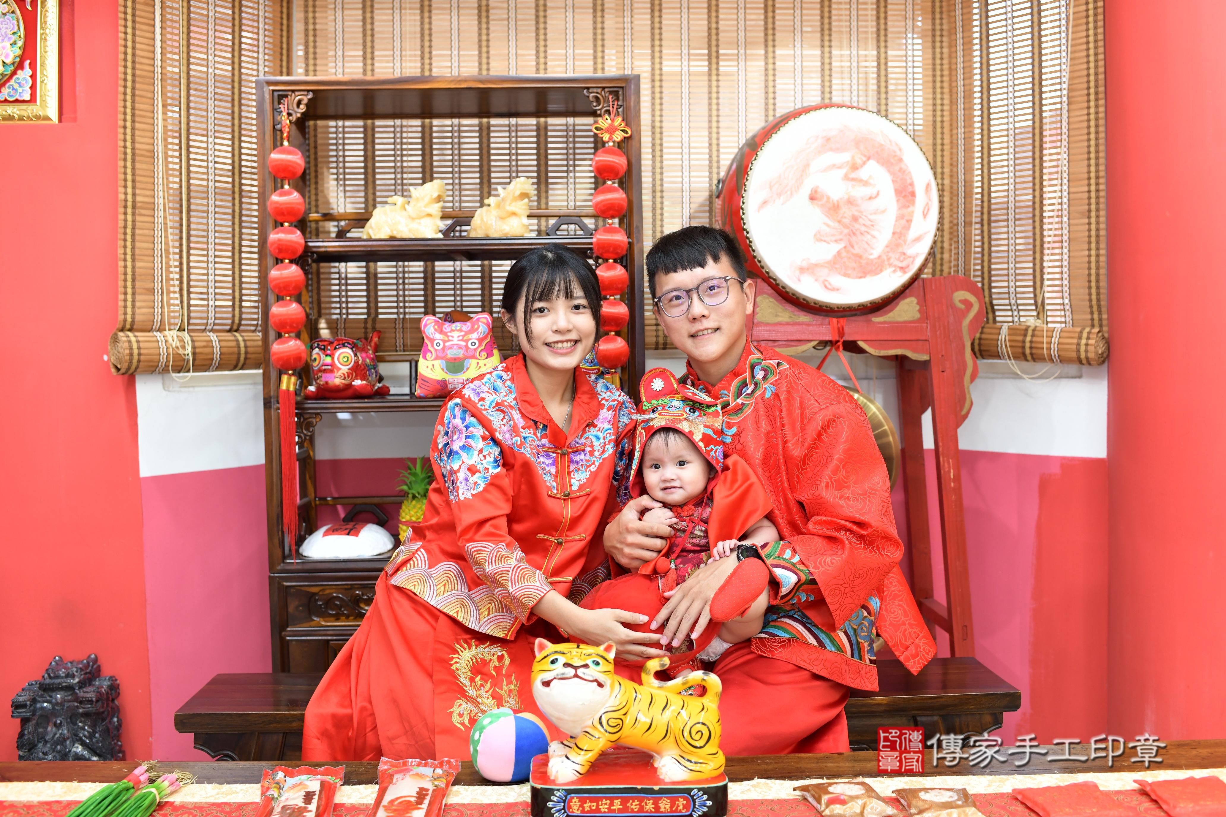 傳家手工印章高雄店、抓周、度脺、中國風會場、傳家嬰兒古禮、吉祥話、抓周道具物品24種、拍照。抓周證書。寶寶抓周、滿周歲、生日快樂、祝福