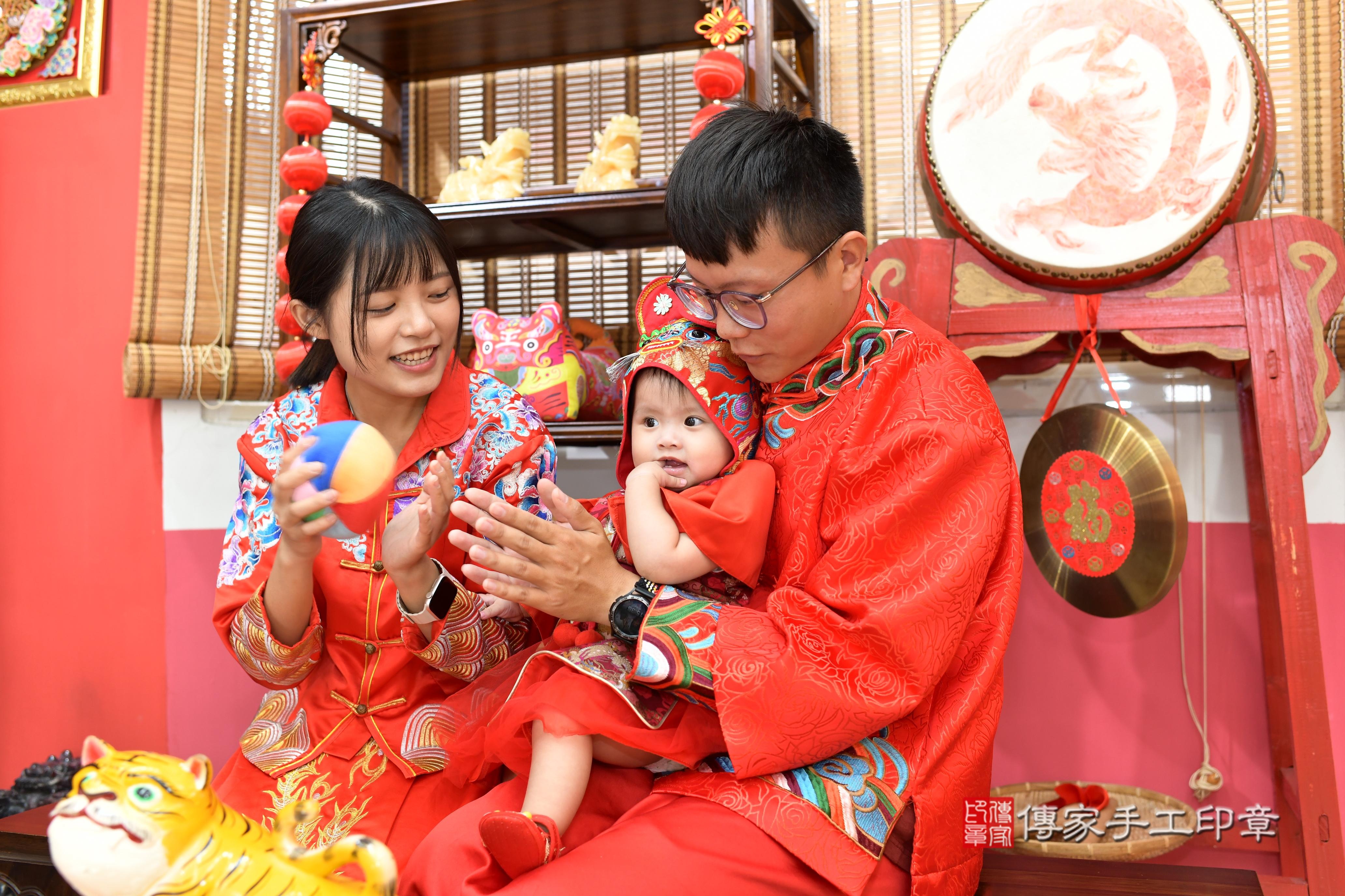 傳家手工印章高雄店、抓周、度脺、中國風會場、傳家嬰兒古禮、吉祥話、抓周道具物品24種、拍照。抓周證書。寶寶抓周、滿周歲、生日快樂、祝福