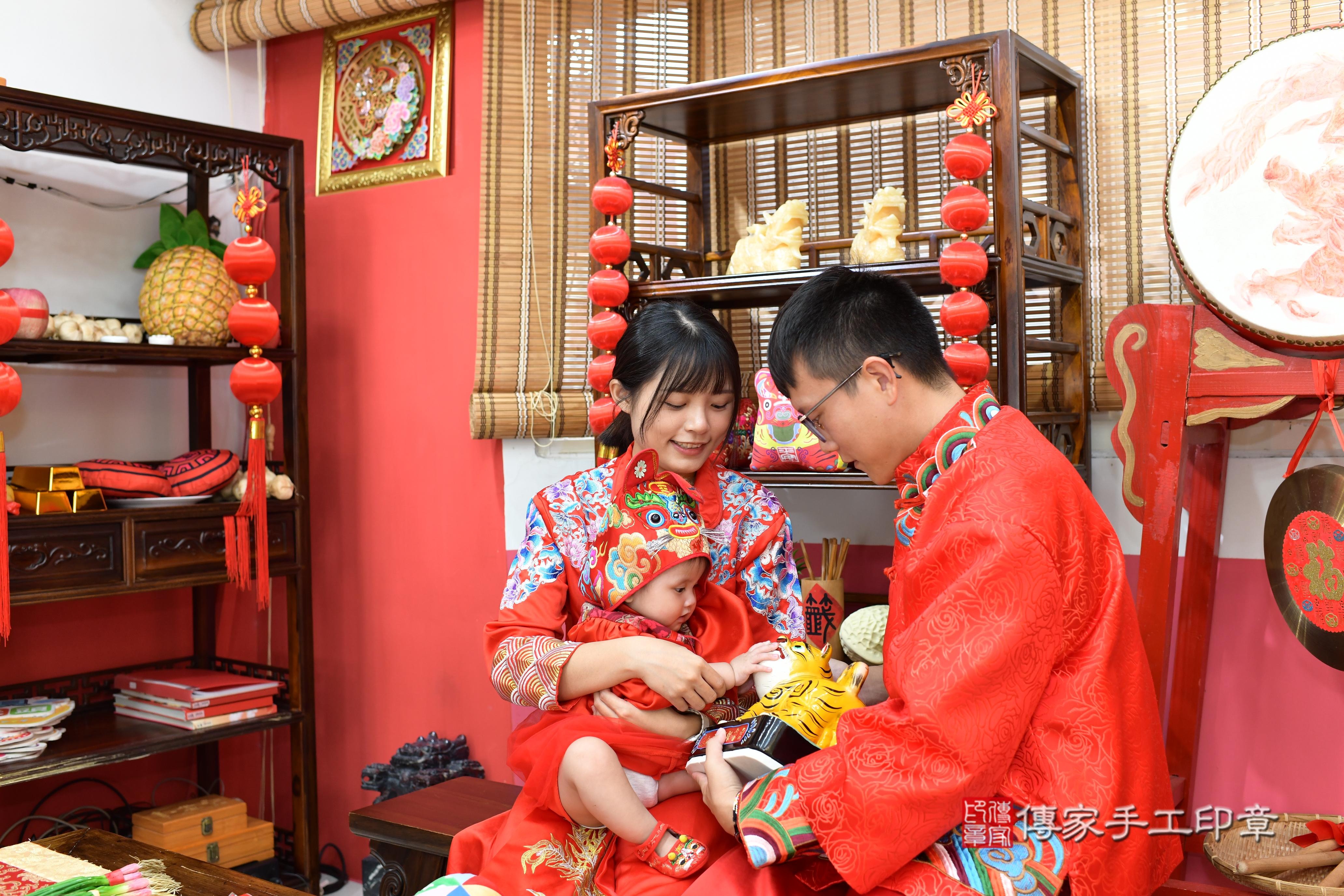 傳家手工印章高雄店、抓周、度脺、中國風會場、傳家嬰兒古禮、吉祥話、抓周道具物品24種、拍照。抓周證書。寶寶抓周、滿周歲、生日快樂、祝福