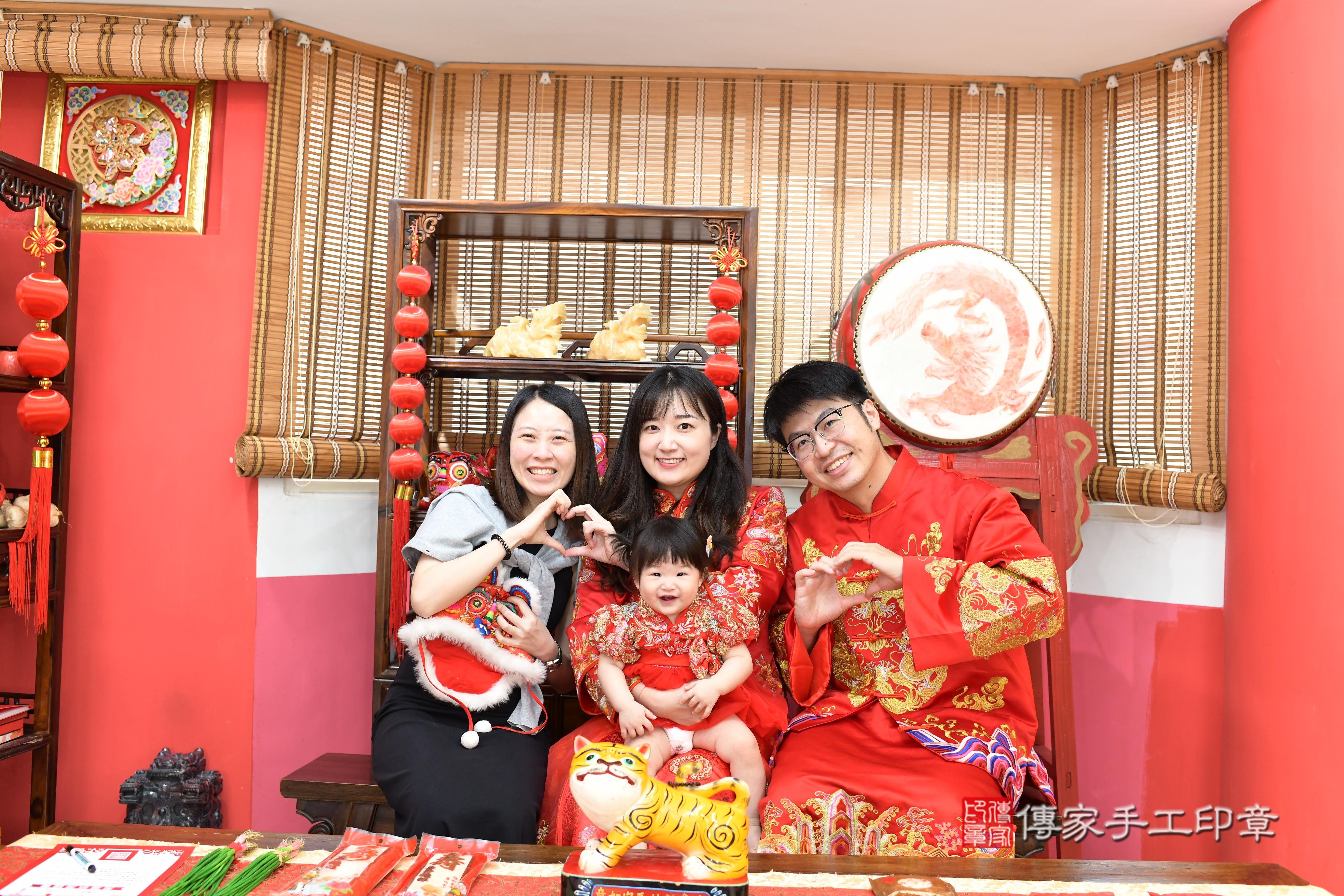 傳家手工印章高雄店、抓周、度脺、中國風會場、傳家嬰兒古禮、吉祥話、抓周道具物品24種、拍照。抓周證書。寶寶抓周、滿周歲、生日快樂、祝福