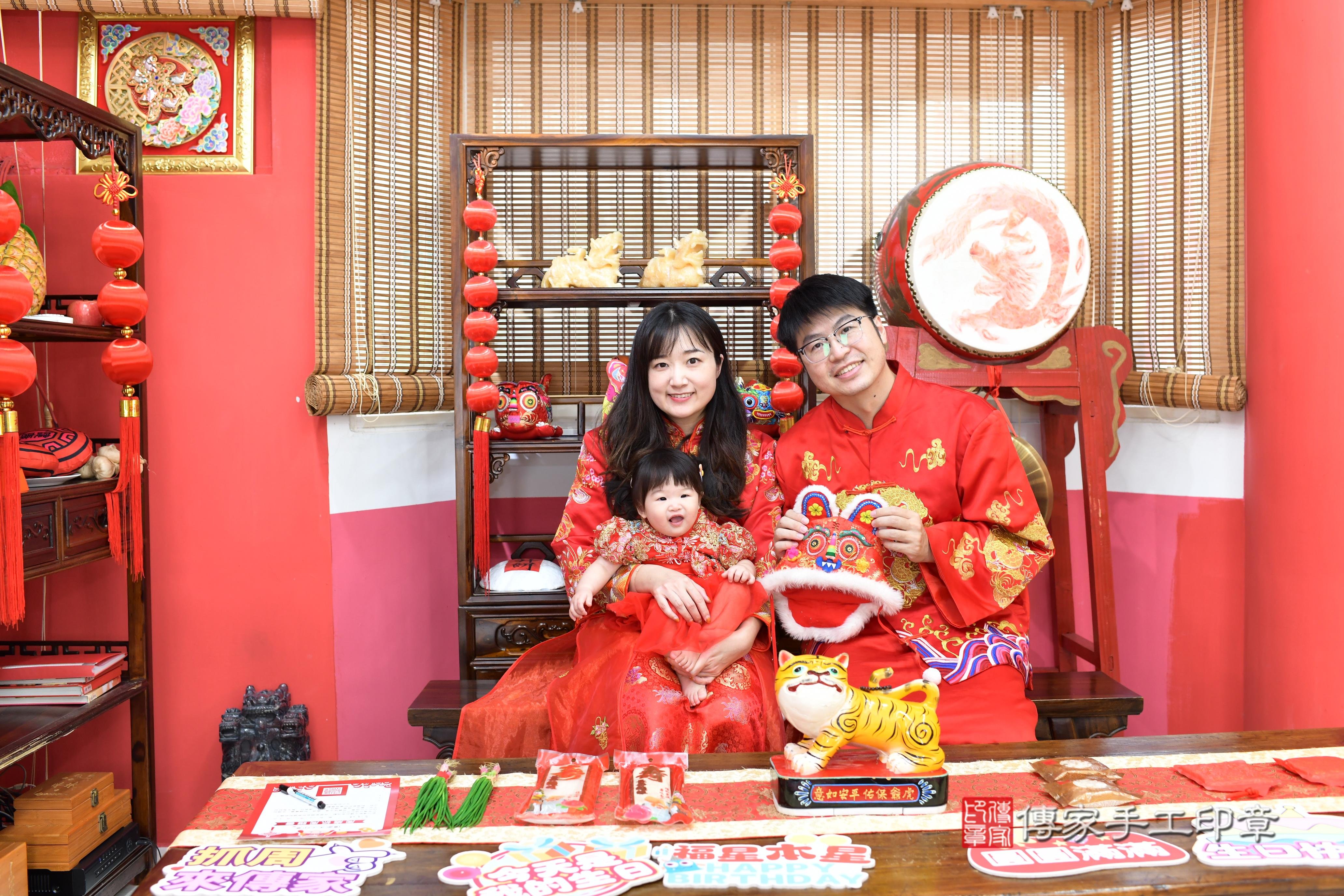 傳家手工印章高雄店、抓周、度脺、中國風會場、傳家嬰兒古禮、吉祥話、抓周道具物品24種、拍照。抓周證書。寶寶抓周、滿周歲、生日快樂、祝福