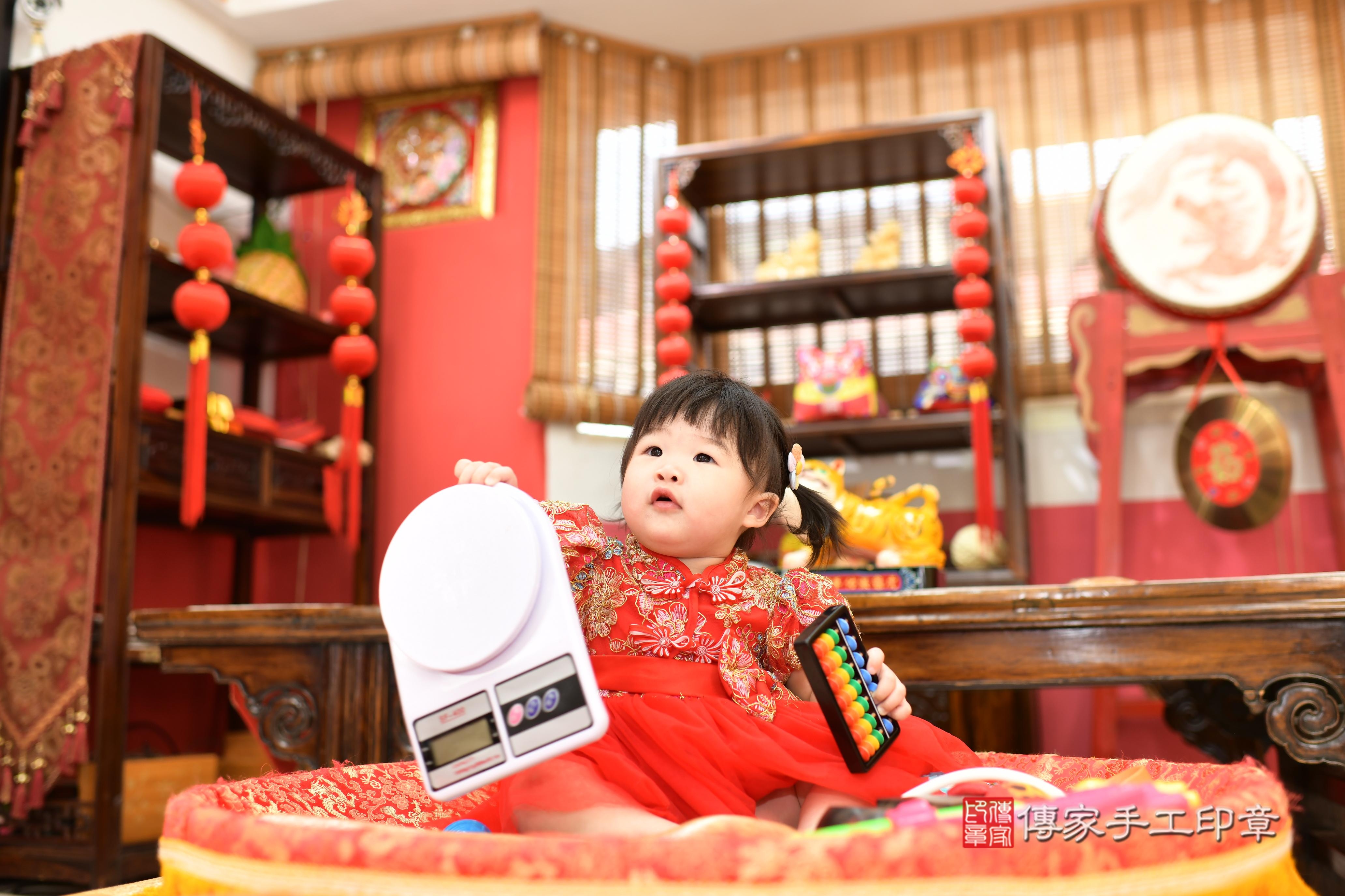 傳家手工印章高雄店、抓周、度脺、中國風會場、傳家嬰兒古禮、吉祥話、抓周道具物品24種、拍照。抓周證書。寶寶抓周、滿周歲、生日快樂、祝福