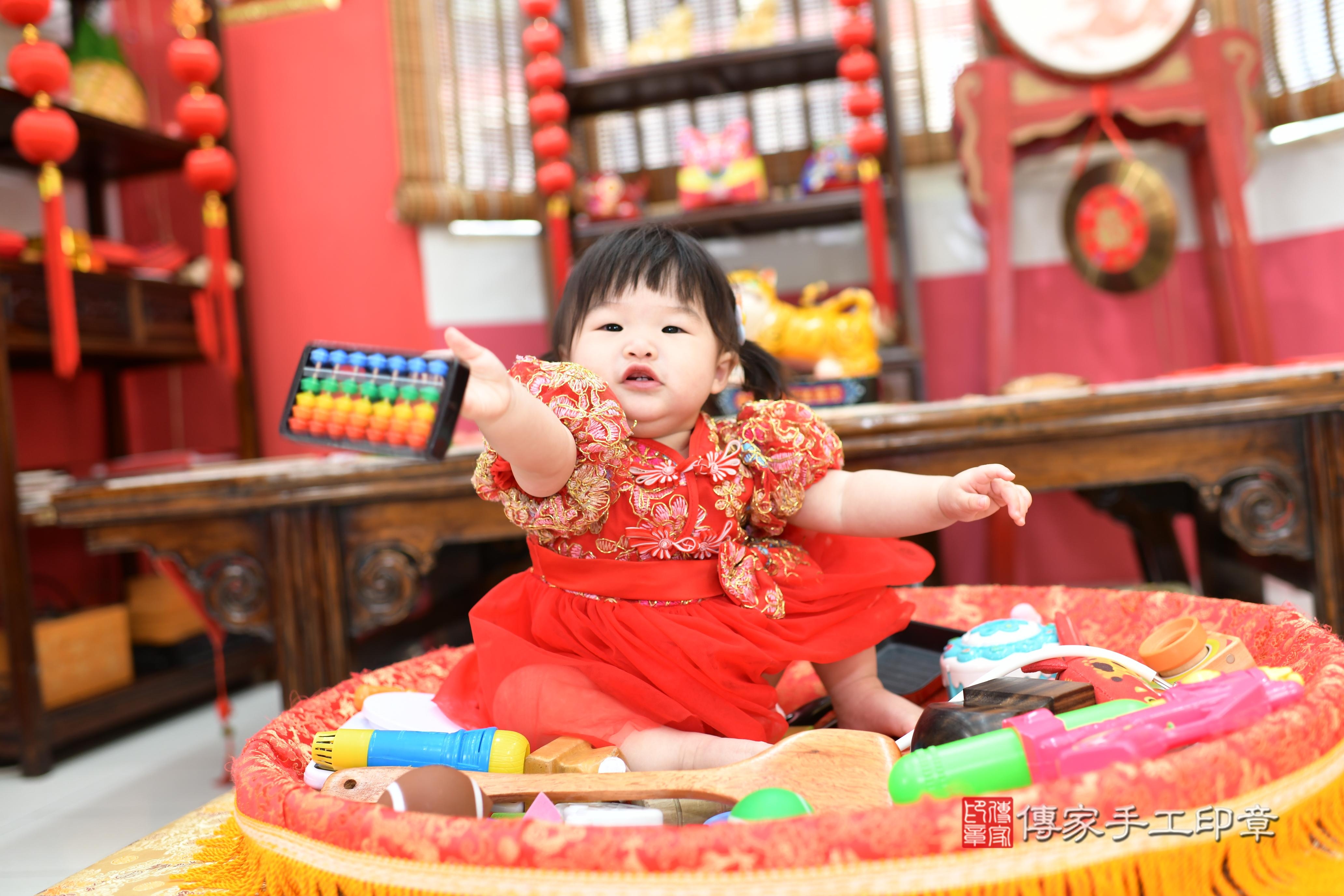 傳家手工印章高雄店、抓周、度脺、中國風會場、傳家嬰兒古禮、吉祥話、抓周道具物品24種、拍照。抓周證書。寶寶抓周、滿周歲、生日快樂、祝福