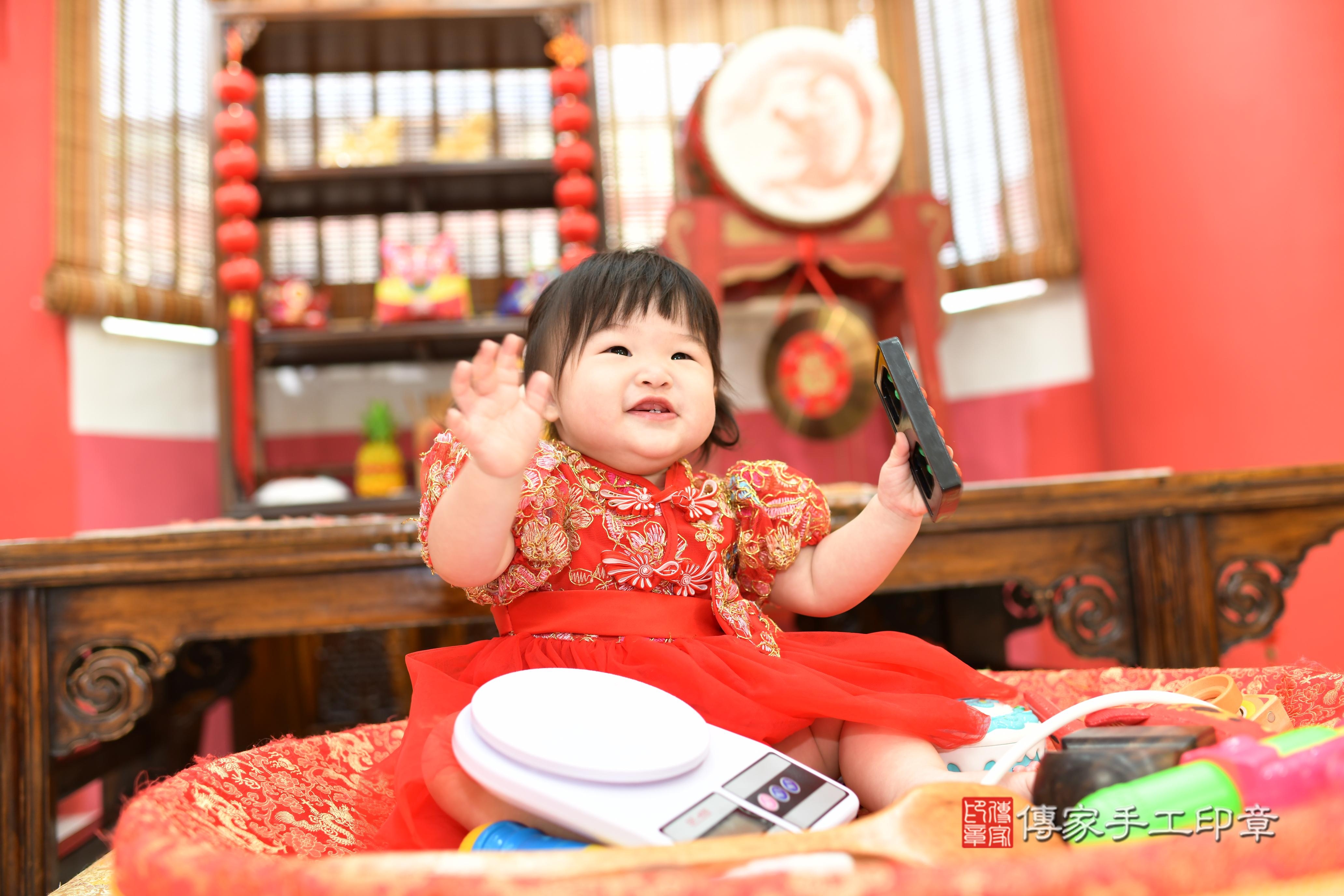 傳家手工印章高雄店、抓周、度脺、中國風會場、傳家嬰兒古禮、吉祥話、抓周道具物品24種、拍照。抓周證書。寶寶抓周、滿周歲、生日快樂、祝福