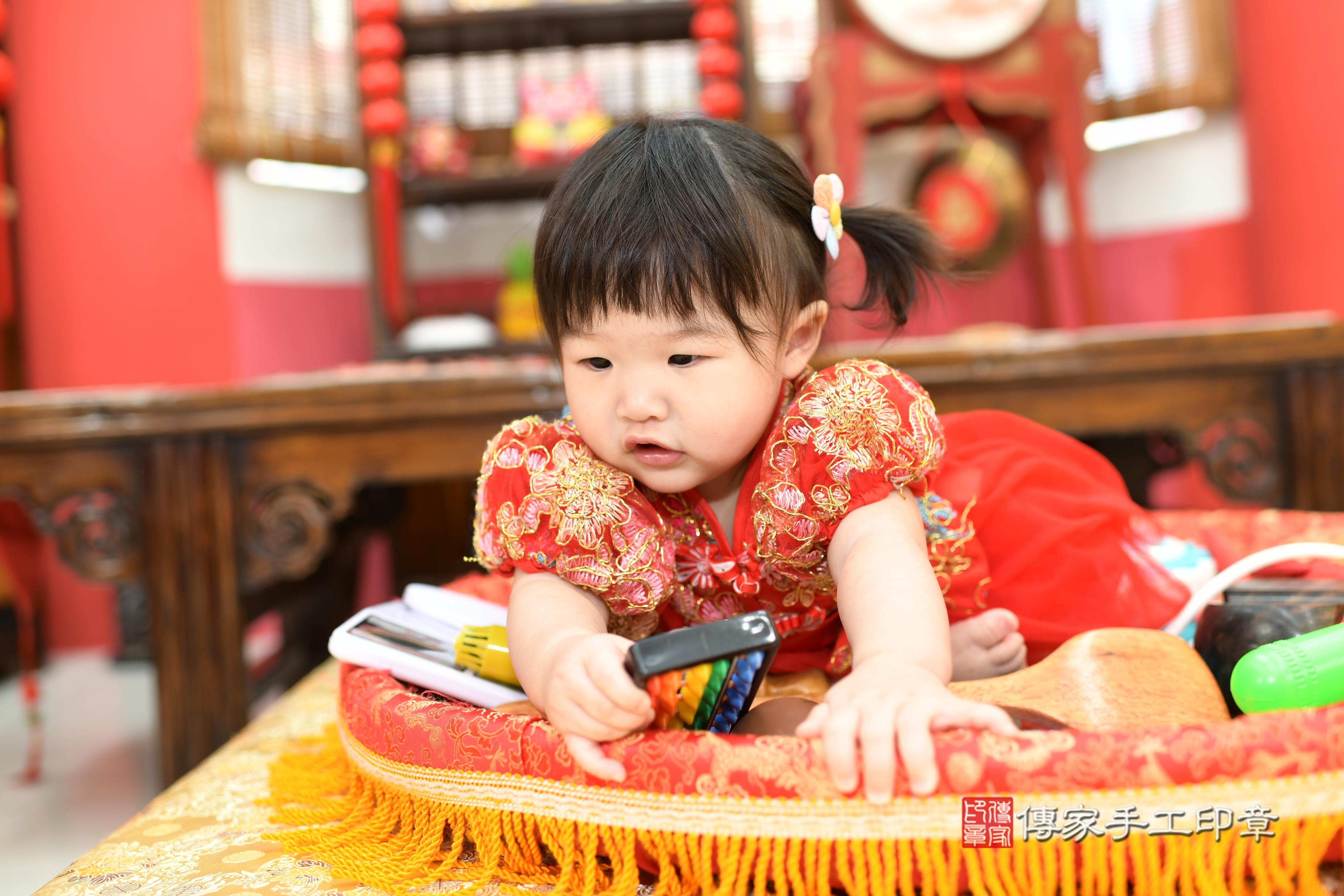 傳家手工印章高雄店、抓周、度脺、中國風會場、傳家嬰兒古禮、吉祥話、抓周道具物品24種、拍照。抓周證書。寶寶抓周、滿周歲、生日快樂、祝福