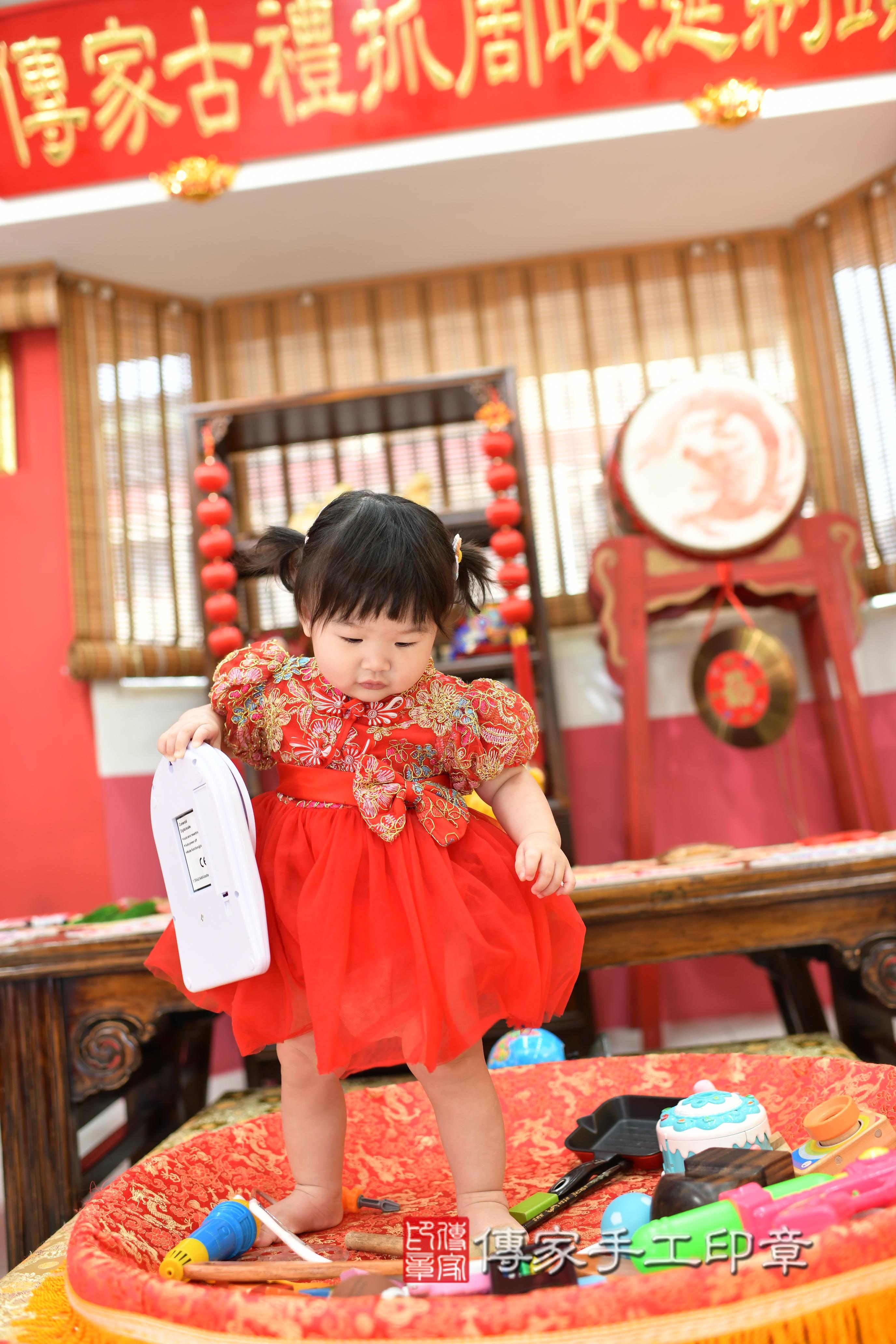 傳家手工印章高雄店、抓周、度脺、中國風會場、傳家嬰兒古禮、吉祥話、抓周道具物品24種、拍照。抓周證書。寶寶抓周、滿周歲、生日快樂、祝福