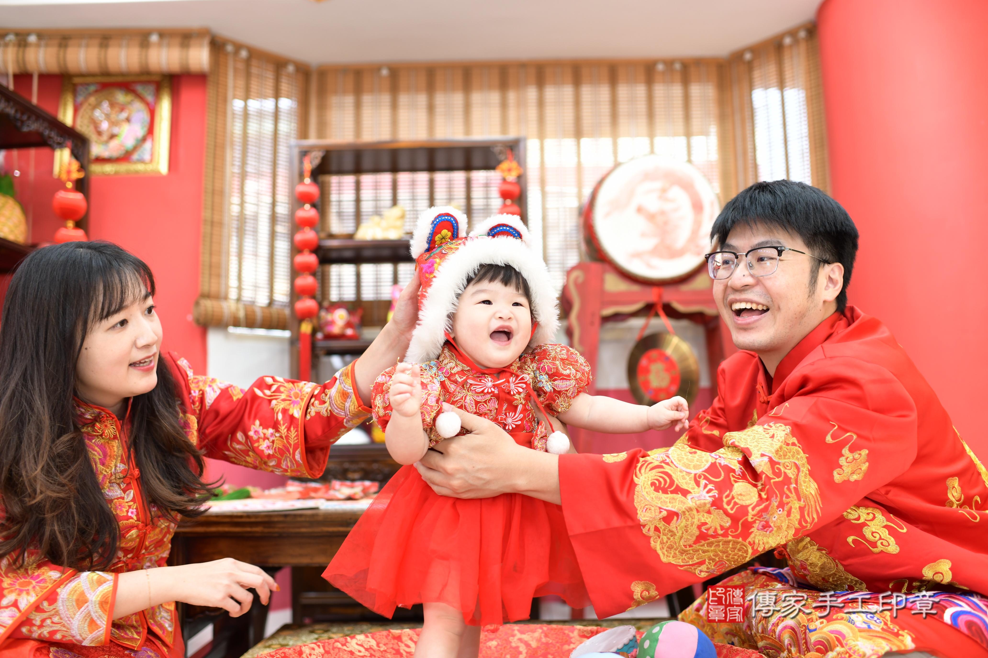 傳家手工印章高雄店、抓周、度脺、中國風會場、傳家嬰兒古禮、吉祥話、抓周道具物品24種、拍照。抓周證書。寶寶抓周、滿周歲、生日快樂、祝福