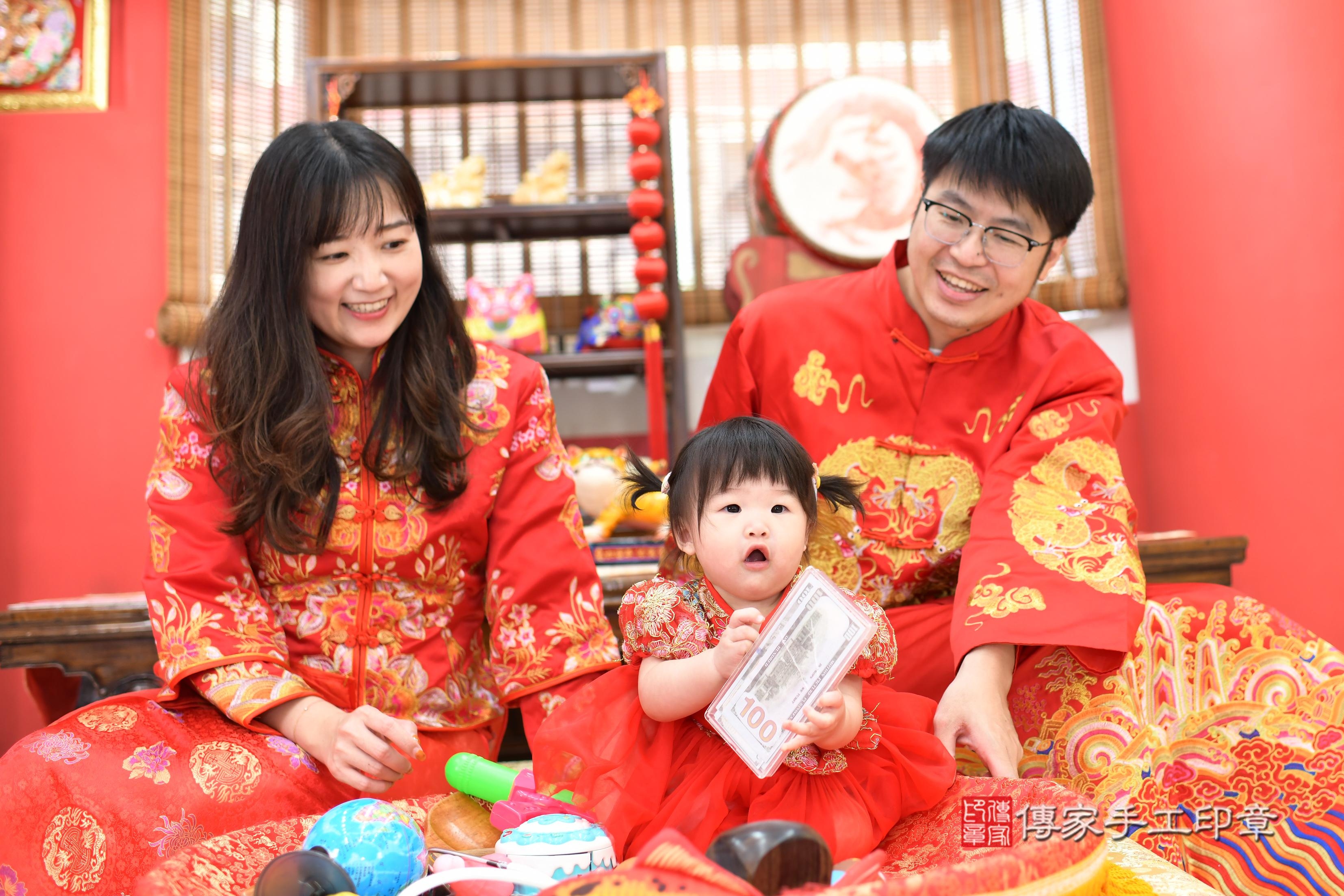 傳家手工印章高雄店、抓周、度脺、中國風會場、傳家嬰兒古禮、吉祥話、抓周道具物品24種、拍照。抓周證書。寶寶抓周、滿周歲、生日快樂、祝福