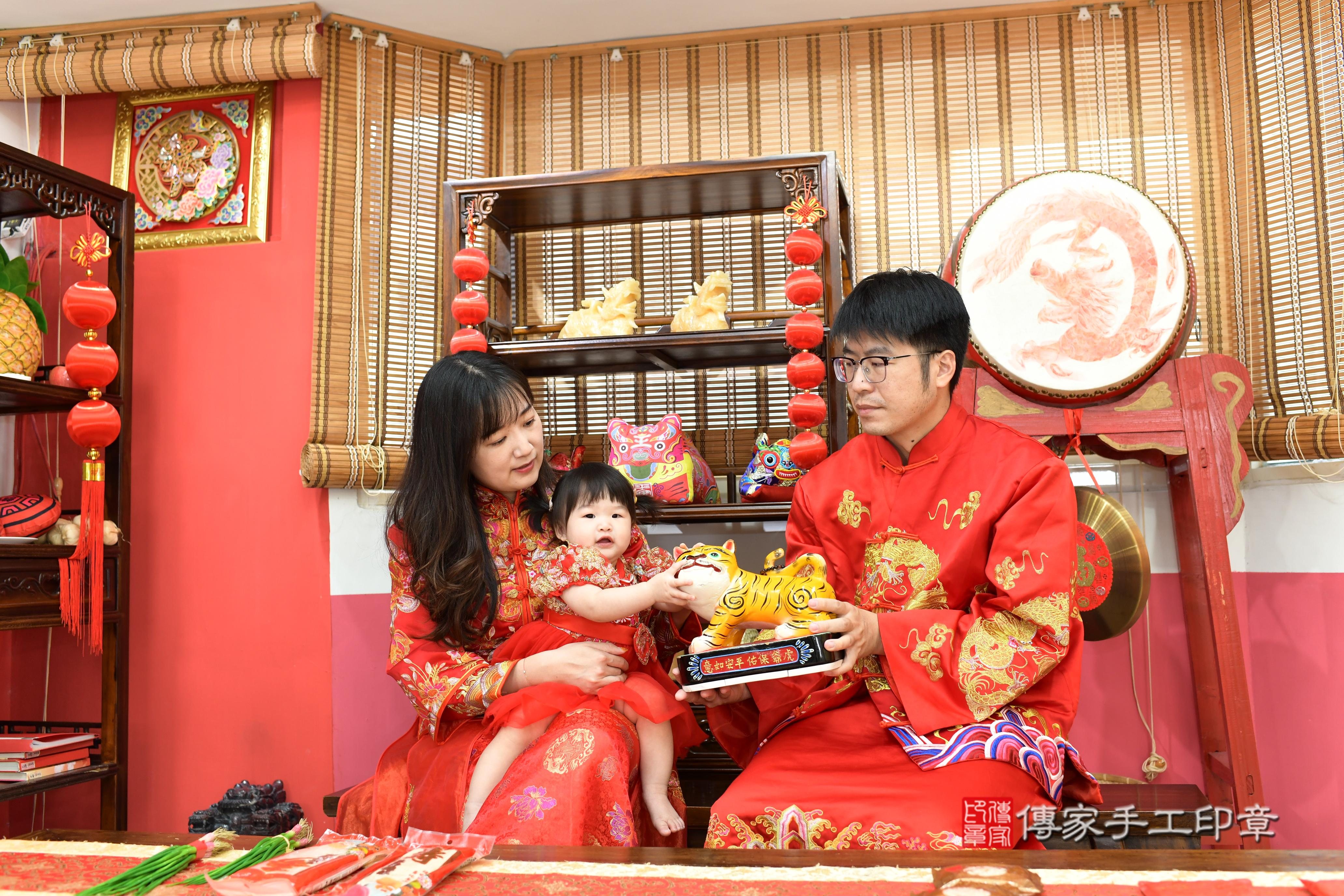 傳家手工印章高雄店、抓周、度脺、中國風會場、傳家嬰兒古禮、吉祥話、抓周道具物品24種、拍照。抓周證書。寶寶抓周、滿周歲、生日快樂、祝福