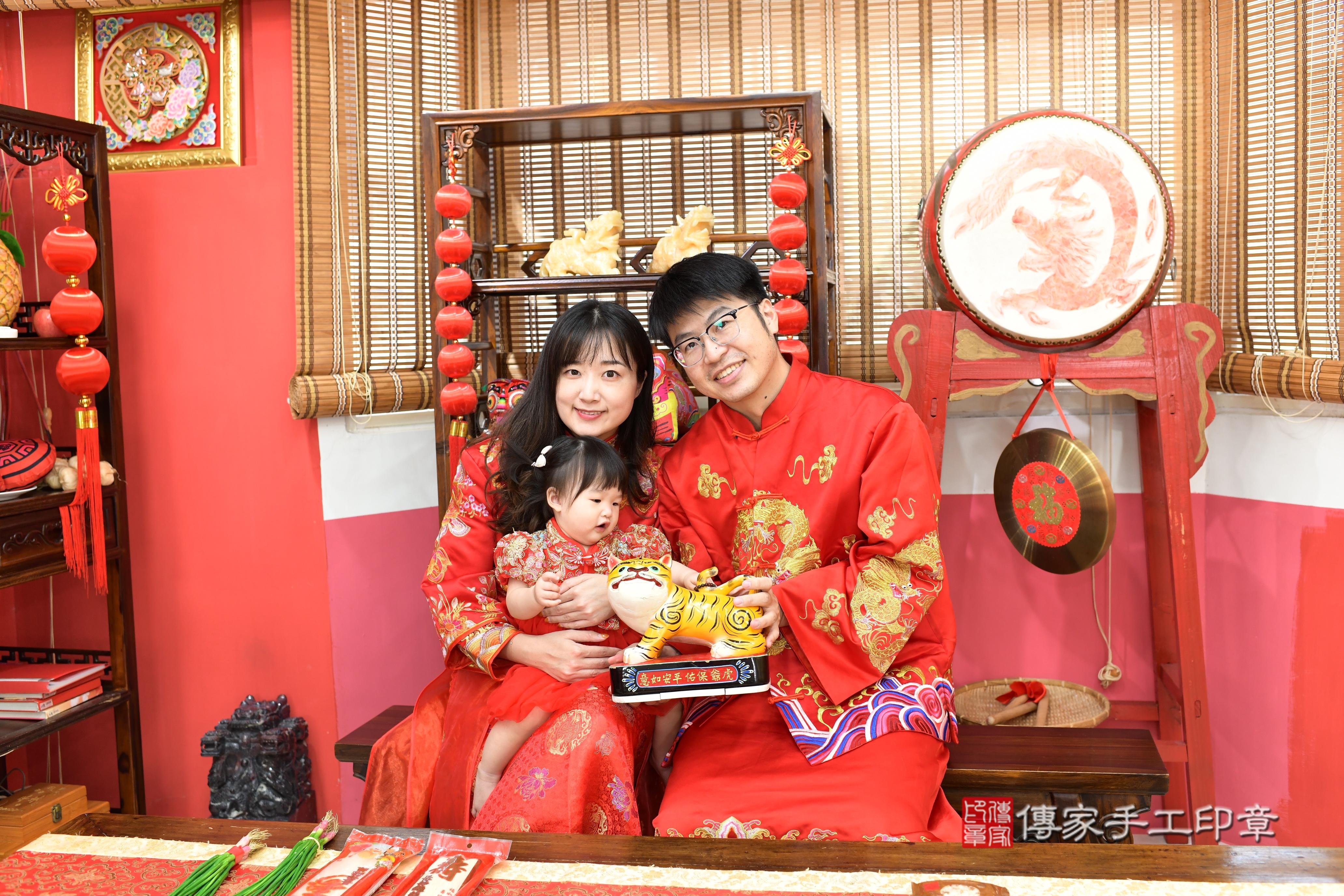 傳家手工印章高雄店、抓周、度脺、中國風會場、傳家嬰兒古禮、吉祥話、抓周道具物品24種、拍照。抓周證書。寶寶抓周、滿周歲、生日快樂、祝福