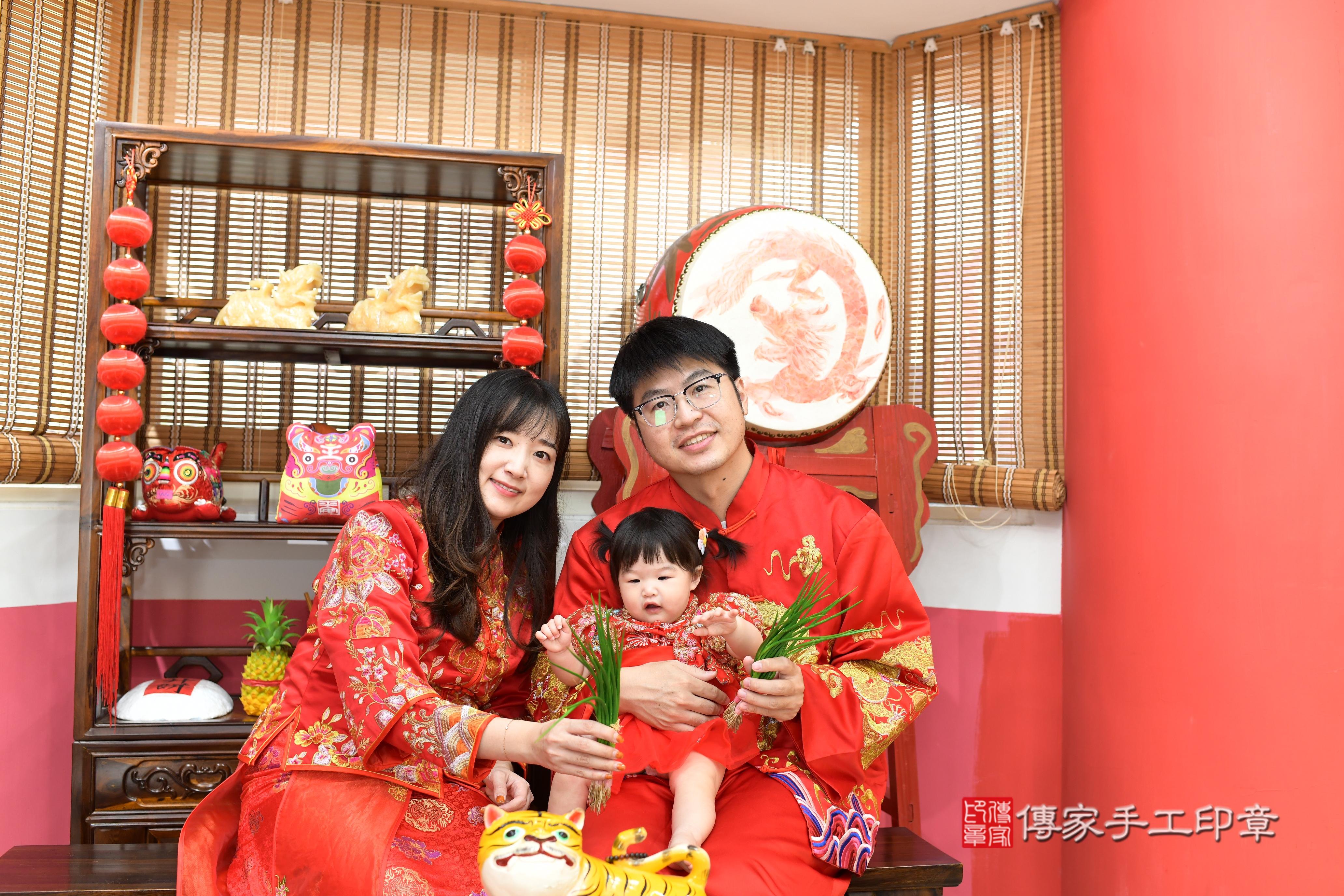 傳家手工印章高雄店、抓周、度脺、中國風會場、傳家嬰兒古禮、吉祥話、抓周道具物品24種、拍照。抓周證書。寶寶抓周、滿周歲、生日快樂、祝福