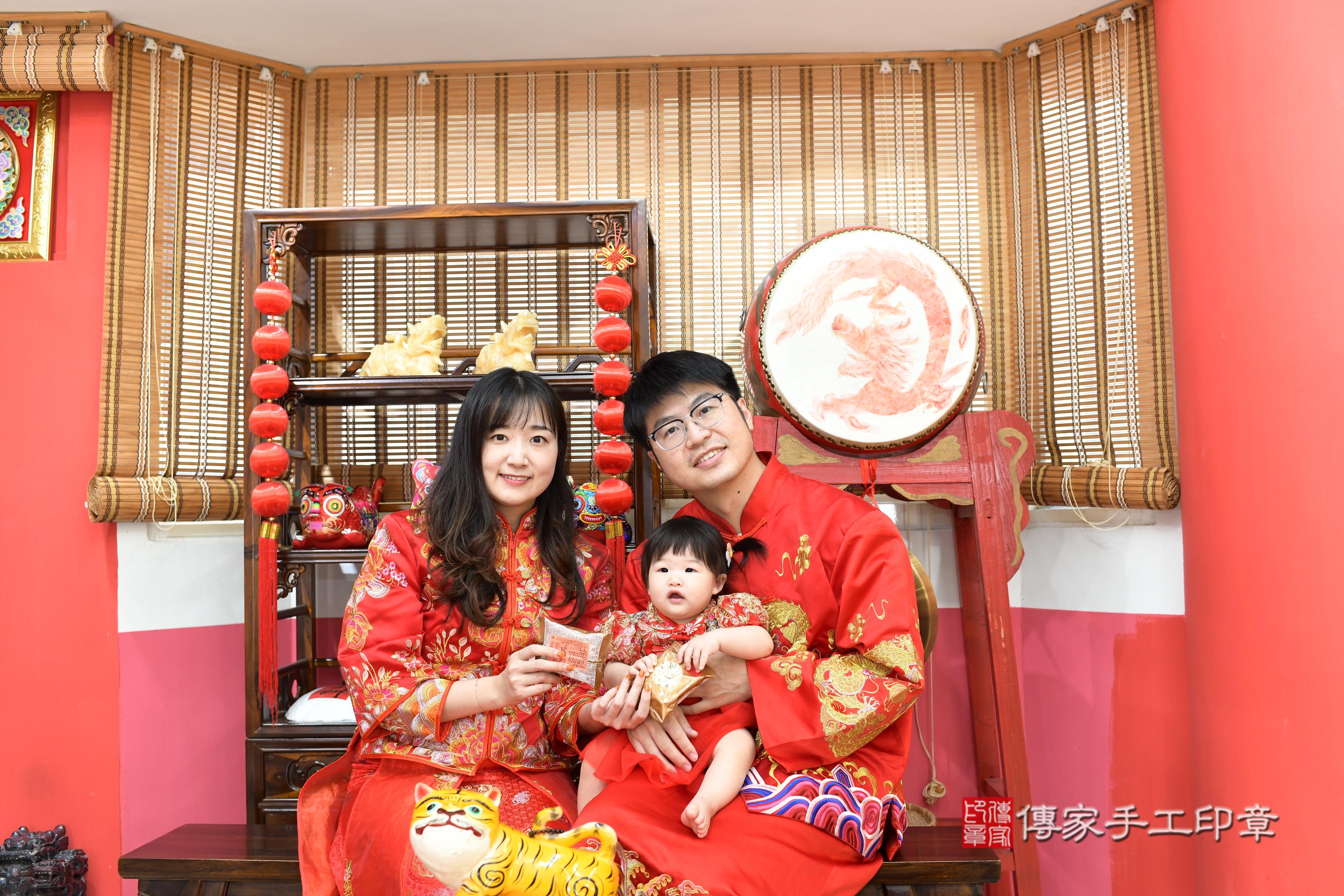 傳家手工印章高雄店、抓周、度脺、中國風會場、傳家嬰兒古禮、吉祥話、抓周道具物品24種、拍照。抓周證書。寶寶抓周、滿周歲、生日快樂、祝福