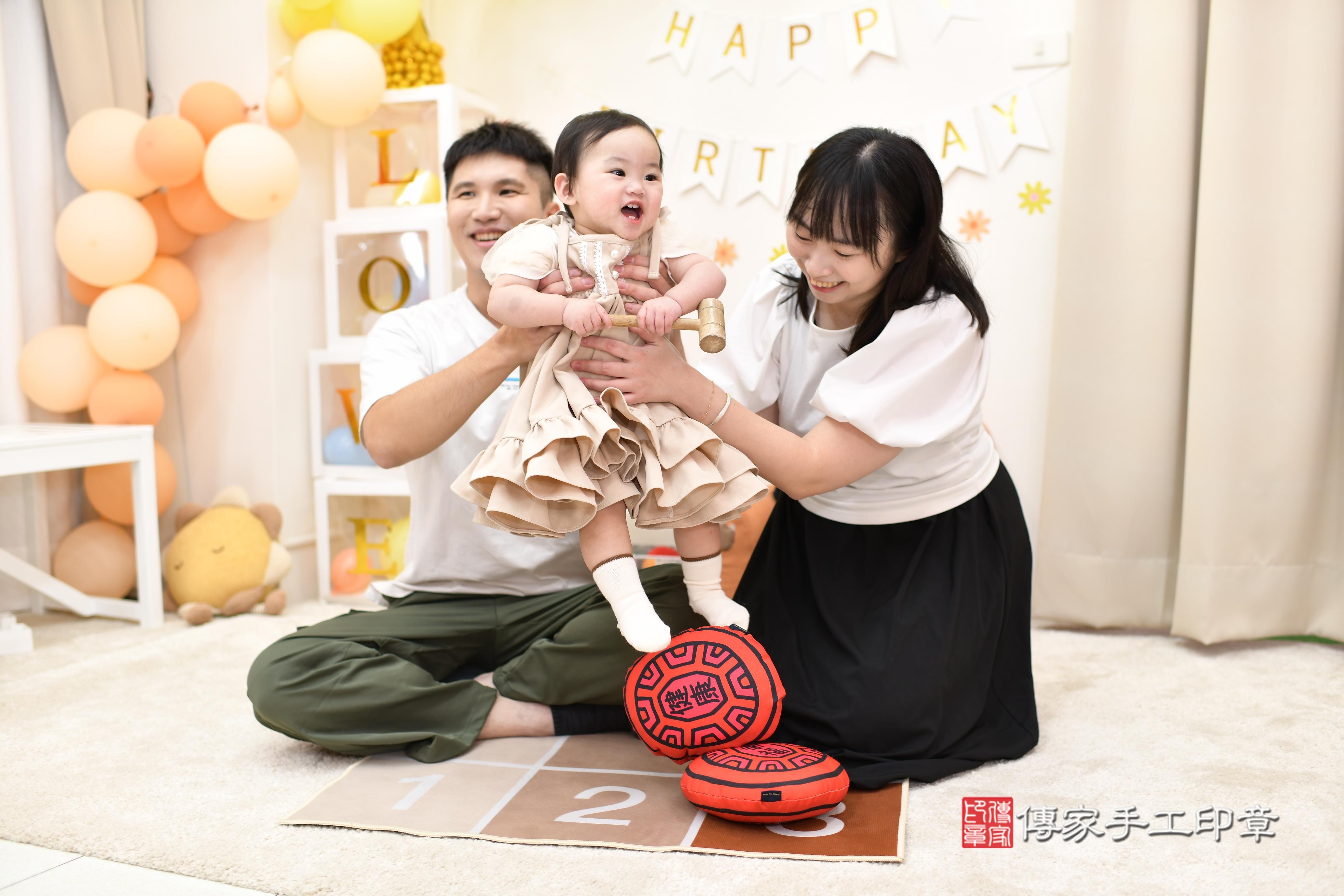 傳家手工印章高雄店、抓周、度脺、中國風會場、傳家嬰兒古禮、吉祥話、抓周道具物品24種、拍照。抓周證書。寶寶抓周、滿周歲、生日快樂、祝福