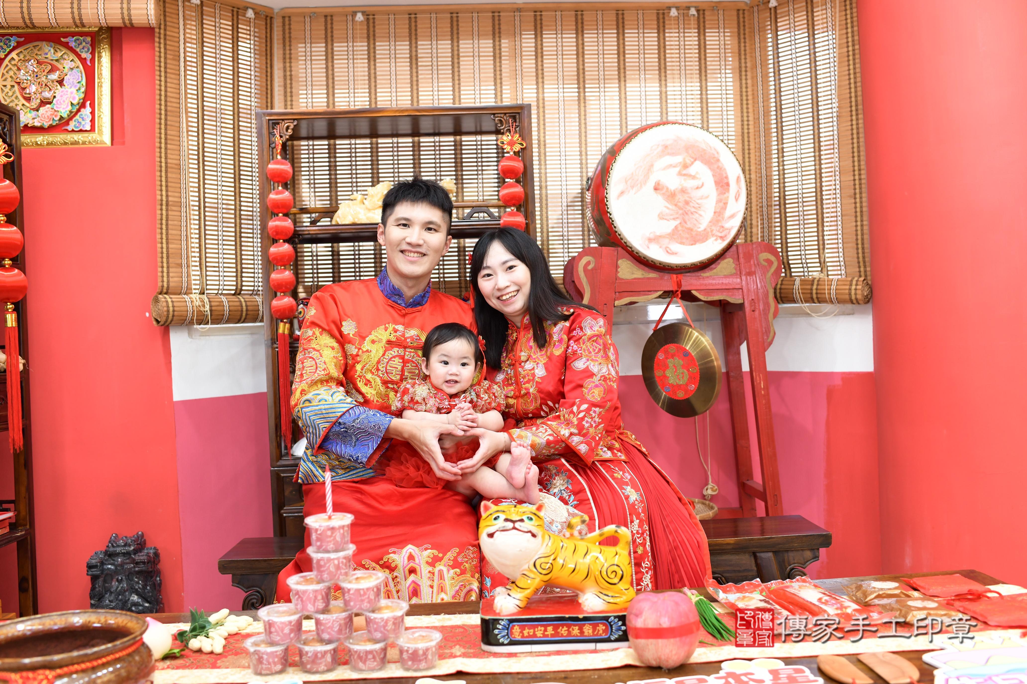 傳家手工印章高雄店、抓周、度脺、中國風會場、傳家嬰兒古禮、吉祥話、抓周道具物品24種、拍照。抓周證書。寶寶抓周、滿周歲、生日快樂、祝福