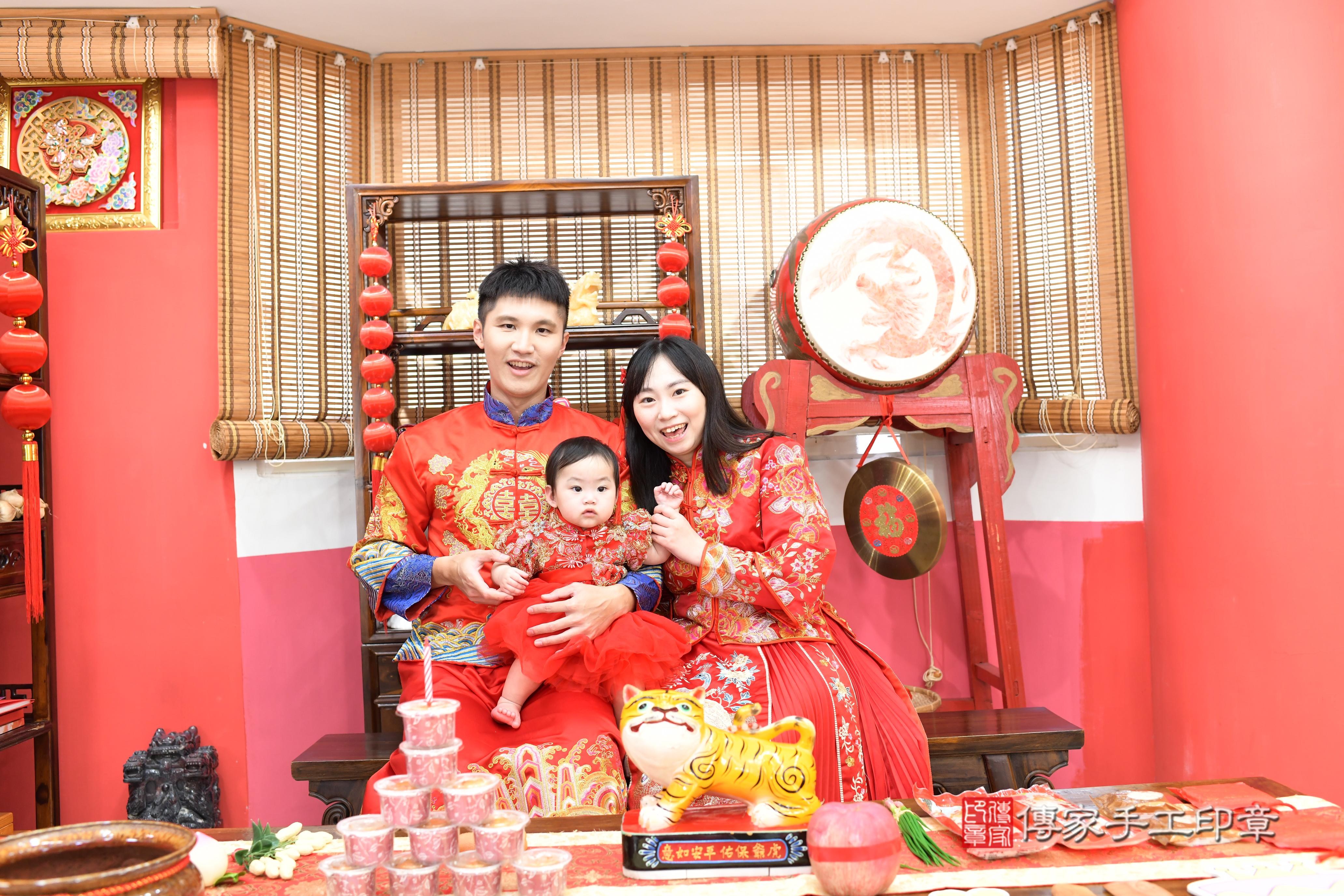 傳家手工印章高雄店、抓周、度脺、中國風會場、傳家嬰兒古禮、吉祥話、抓周道具物品24種、拍照。抓周證書。寶寶抓周、滿周歲、生日快樂、祝福