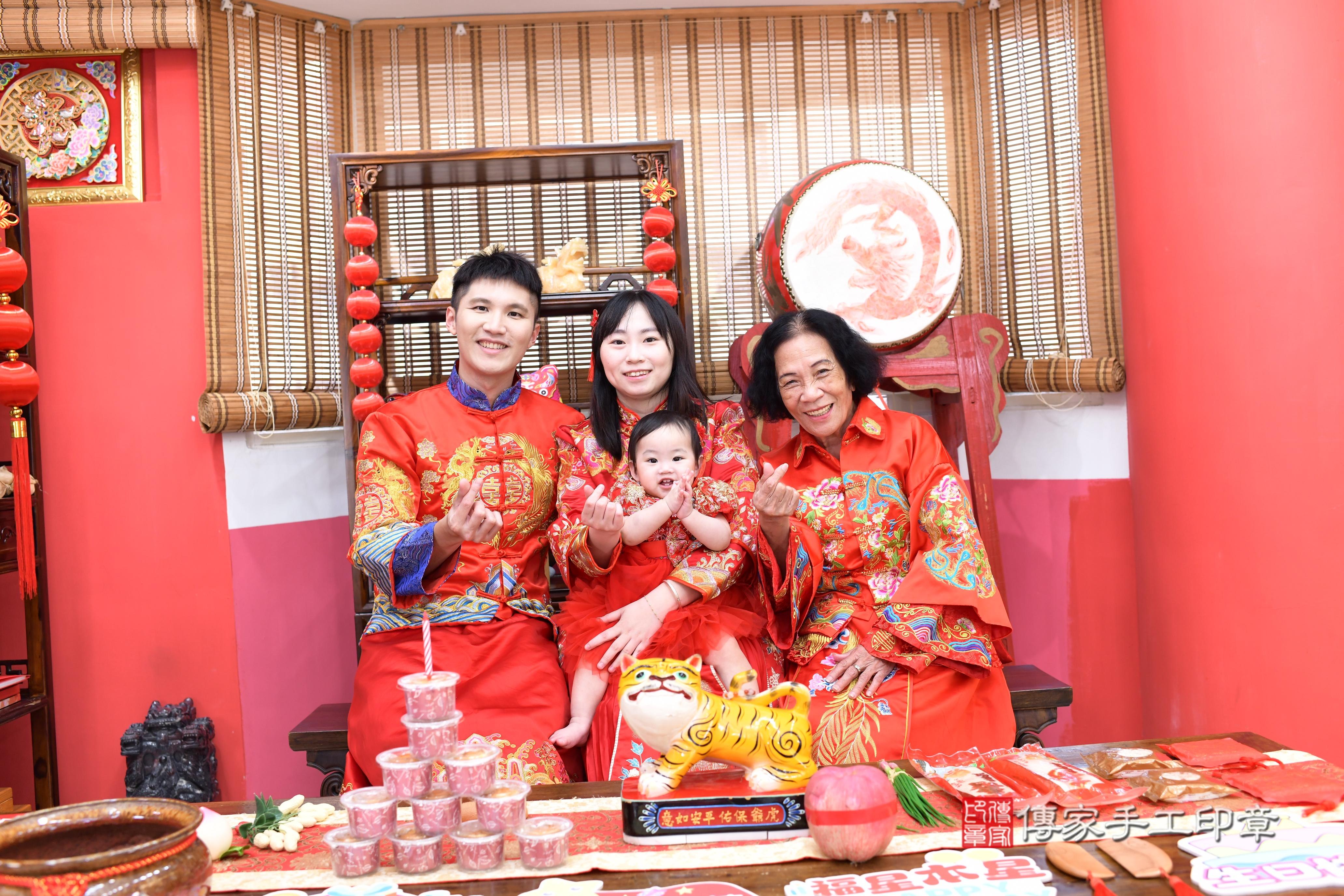 傳家手工印章高雄店、抓周、度脺、中國風會場、傳家嬰兒古禮、吉祥話、抓周道具物品24種、拍照。抓周證書。寶寶抓周、滿周歲、生日快樂、祝福