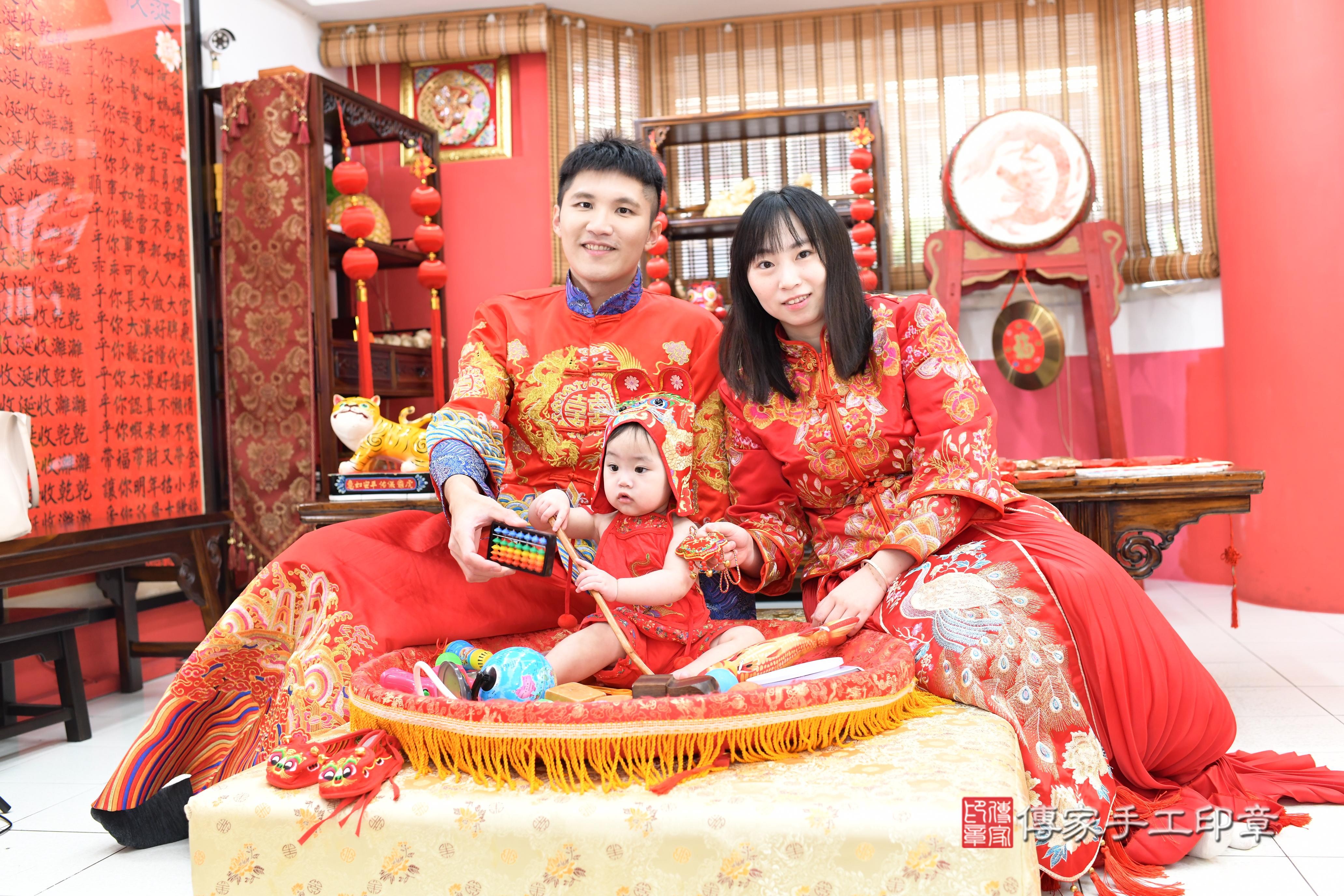 傳家手工印章高雄店、抓周、度脺、中國風會場、傳家嬰兒古禮、吉祥話、抓周道具物品24種、拍照。抓周證書。寶寶抓周、滿周歲、生日快樂、祝福