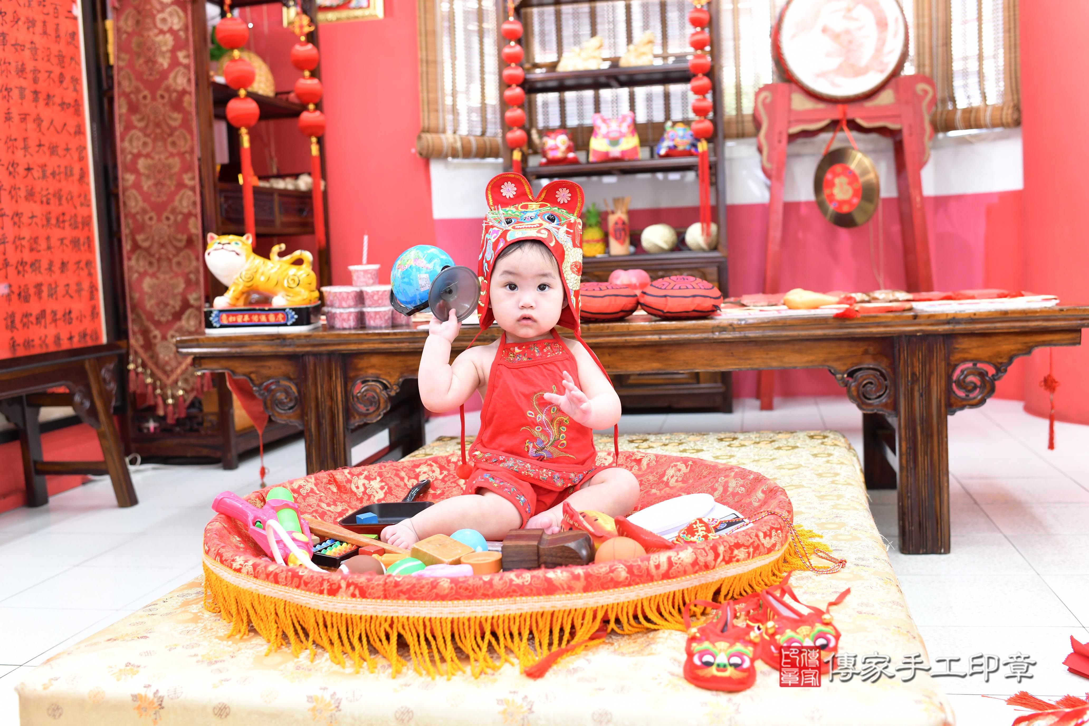 傳家手工印章高雄店、抓周、度脺、中國風會場、傳家嬰兒古禮、吉祥話、抓周道具物品24種、拍照。抓周證書。寶寶抓周、滿周歲、生日快樂、祝福
