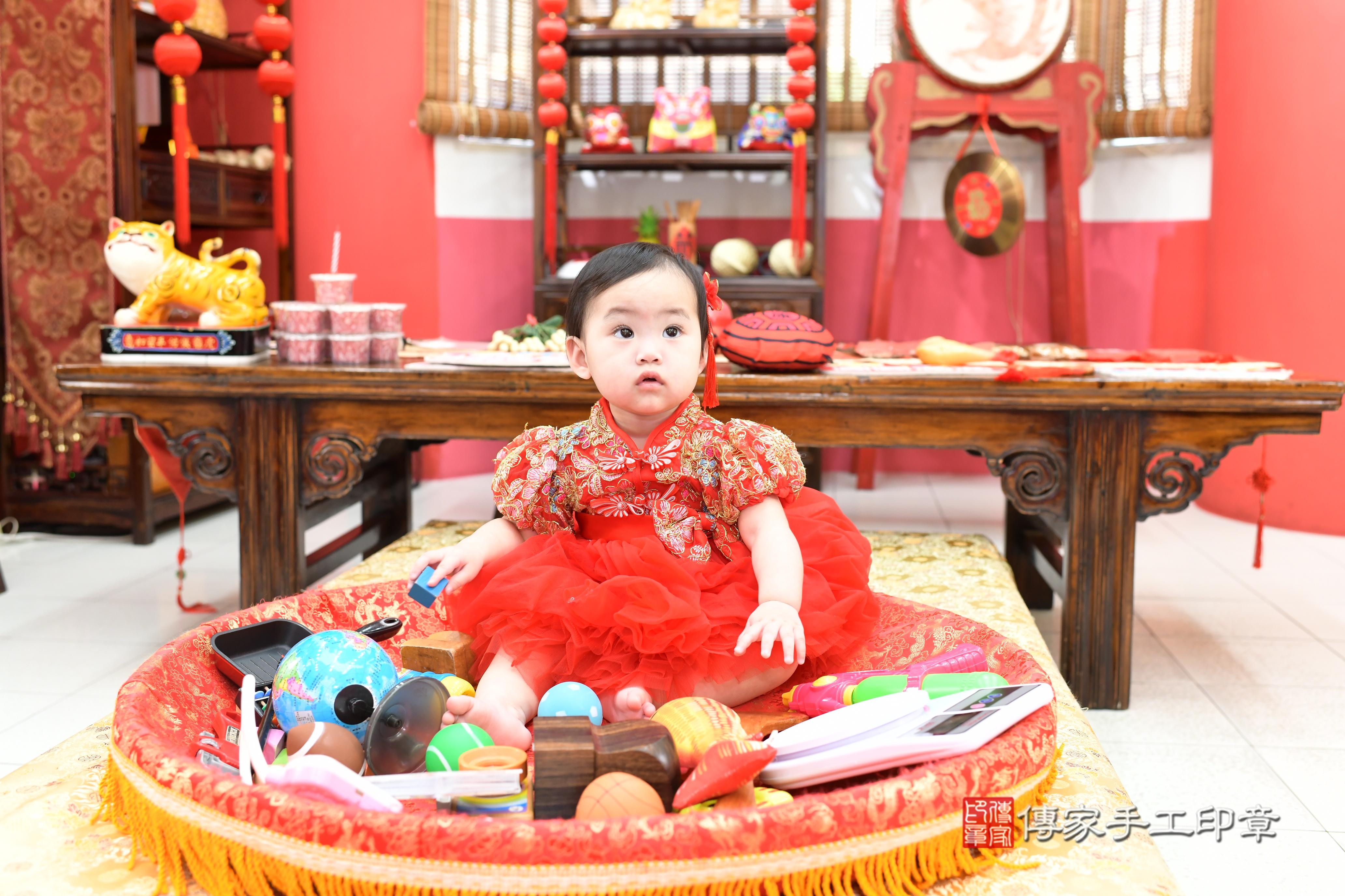 傳家手工印章高雄店、抓周、度脺、中國風會場、傳家嬰兒古禮、吉祥話、抓周道具物品24種、拍照。抓周證書。寶寶抓周、滿周歲、生日快樂、祝福