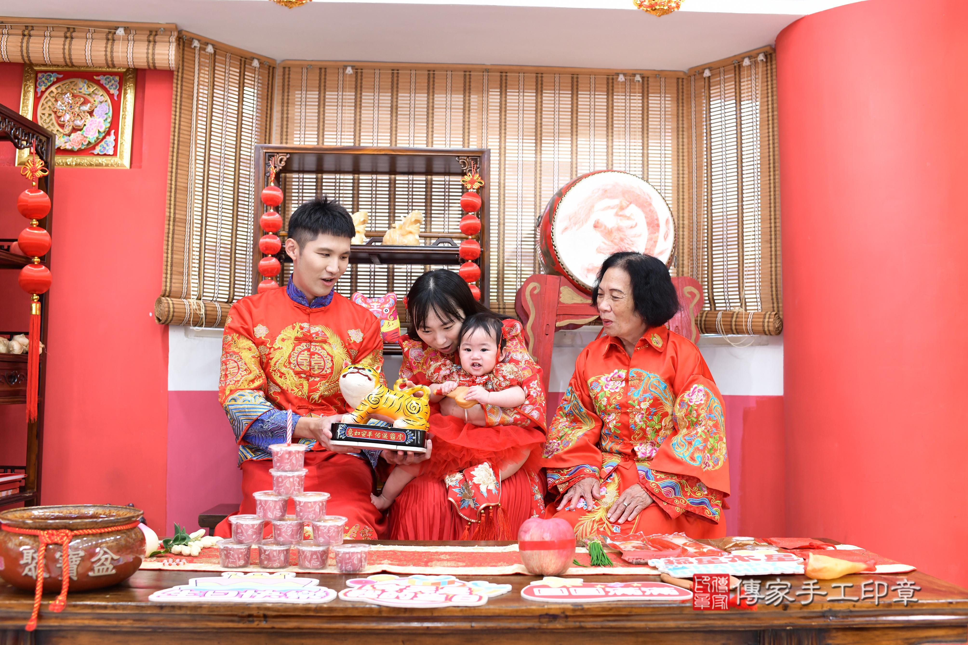 傳家手工印章高雄店、抓周、度脺、中國風會場、傳家嬰兒古禮、吉祥話、抓周道具物品24種、拍照。抓周證書。寶寶抓周、滿周歲、生日快樂、祝福