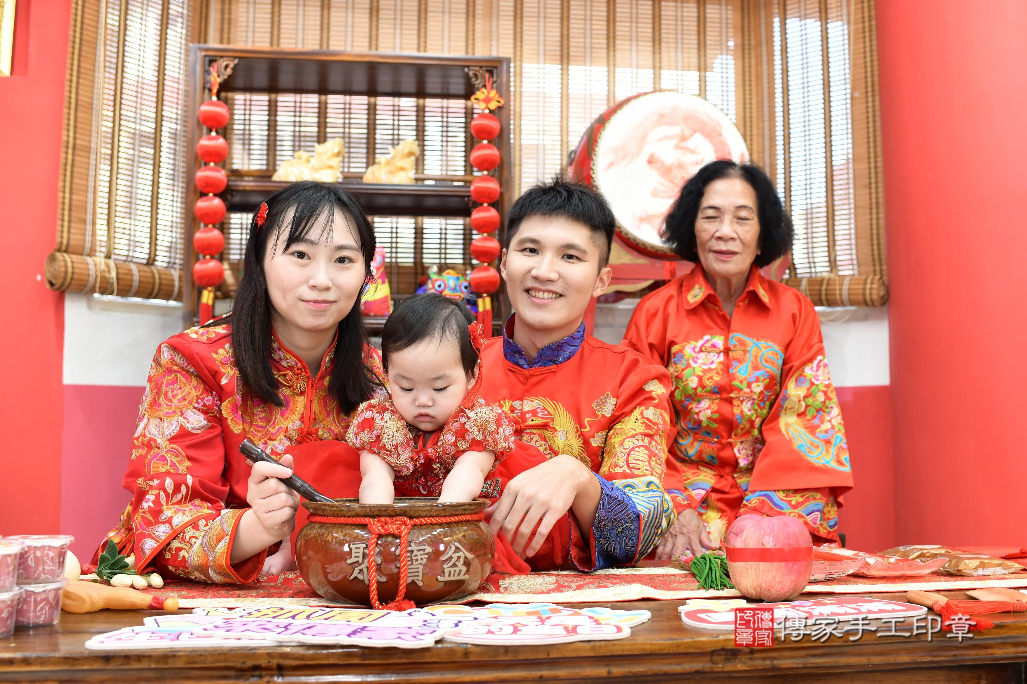 傳家手工印章高雄店、抓周、度脺、中國風會場、傳家嬰兒古禮、吉祥話、抓周道具物品24種、拍照。抓周證書。寶寶抓周、滿周歲、生日快樂、祝福