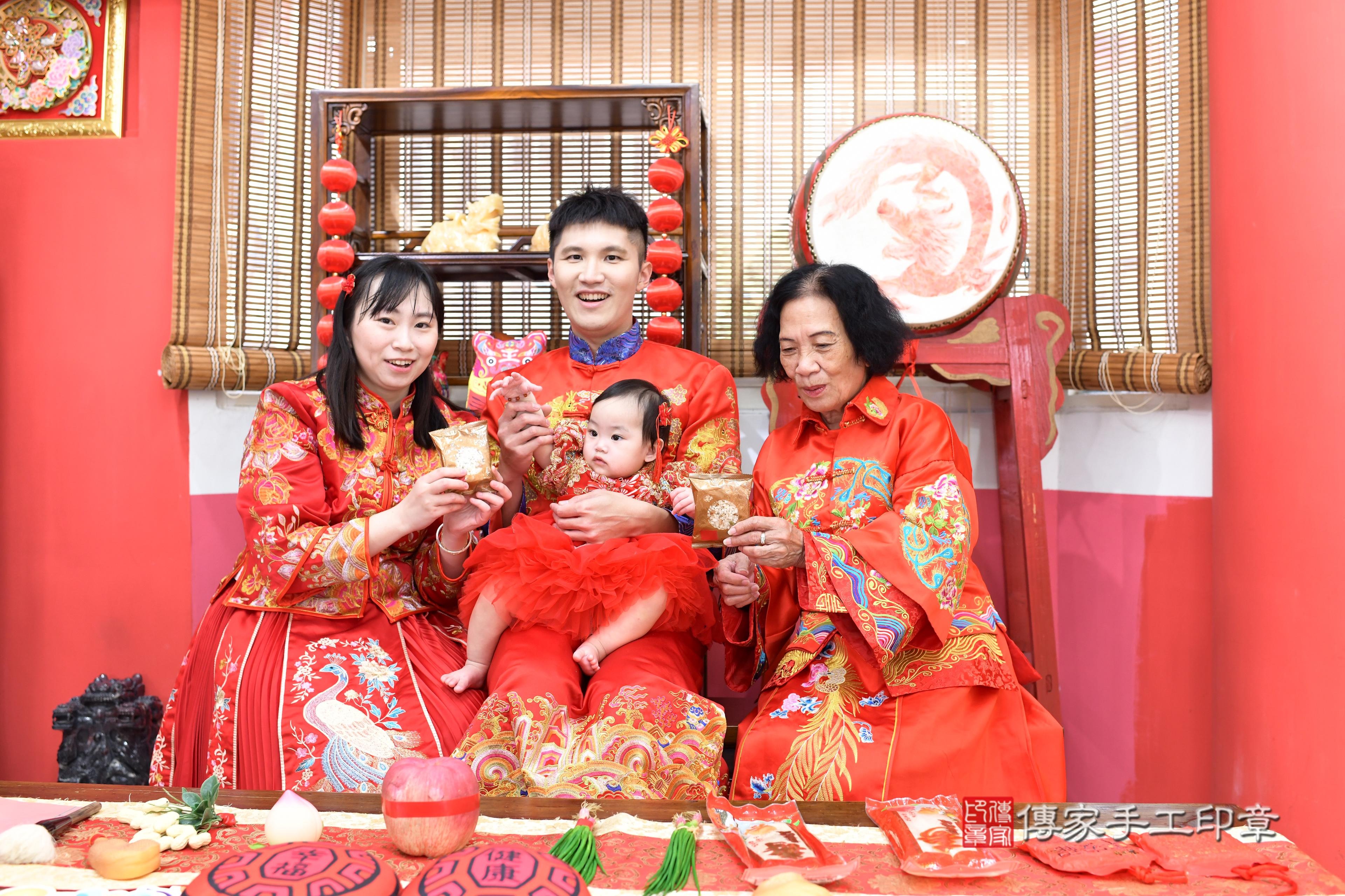 傳家手工印章高雄店、抓周、度脺、中國風會場、傳家嬰兒古禮、吉祥話、抓周道具物品24種、拍照。抓周證書。寶寶抓周、滿周歲、生日快樂、祝福