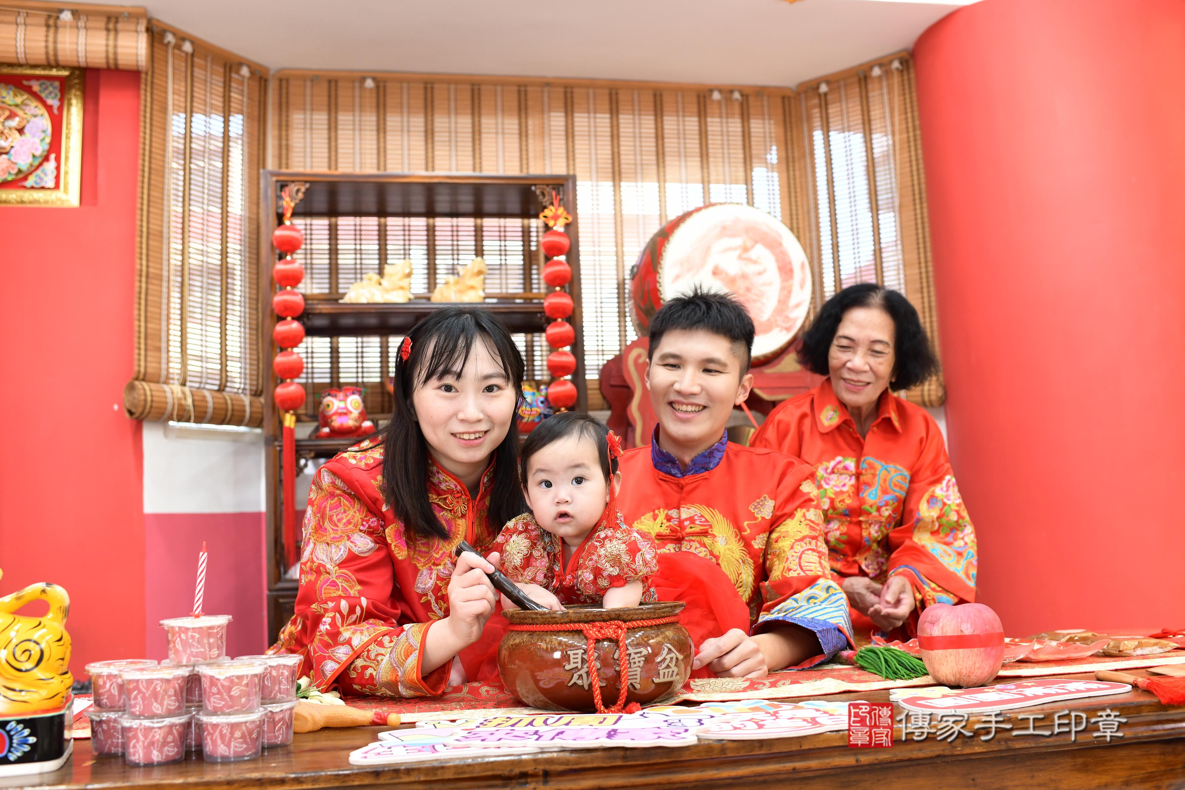 傳家手工印章高雄店、抓周、度脺、中國風會場、傳家嬰兒古禮、吉祥話、抓周道具物品24種、拍照。抓周證書。寶寶抓周、滿周歲、生日快樂、祝福