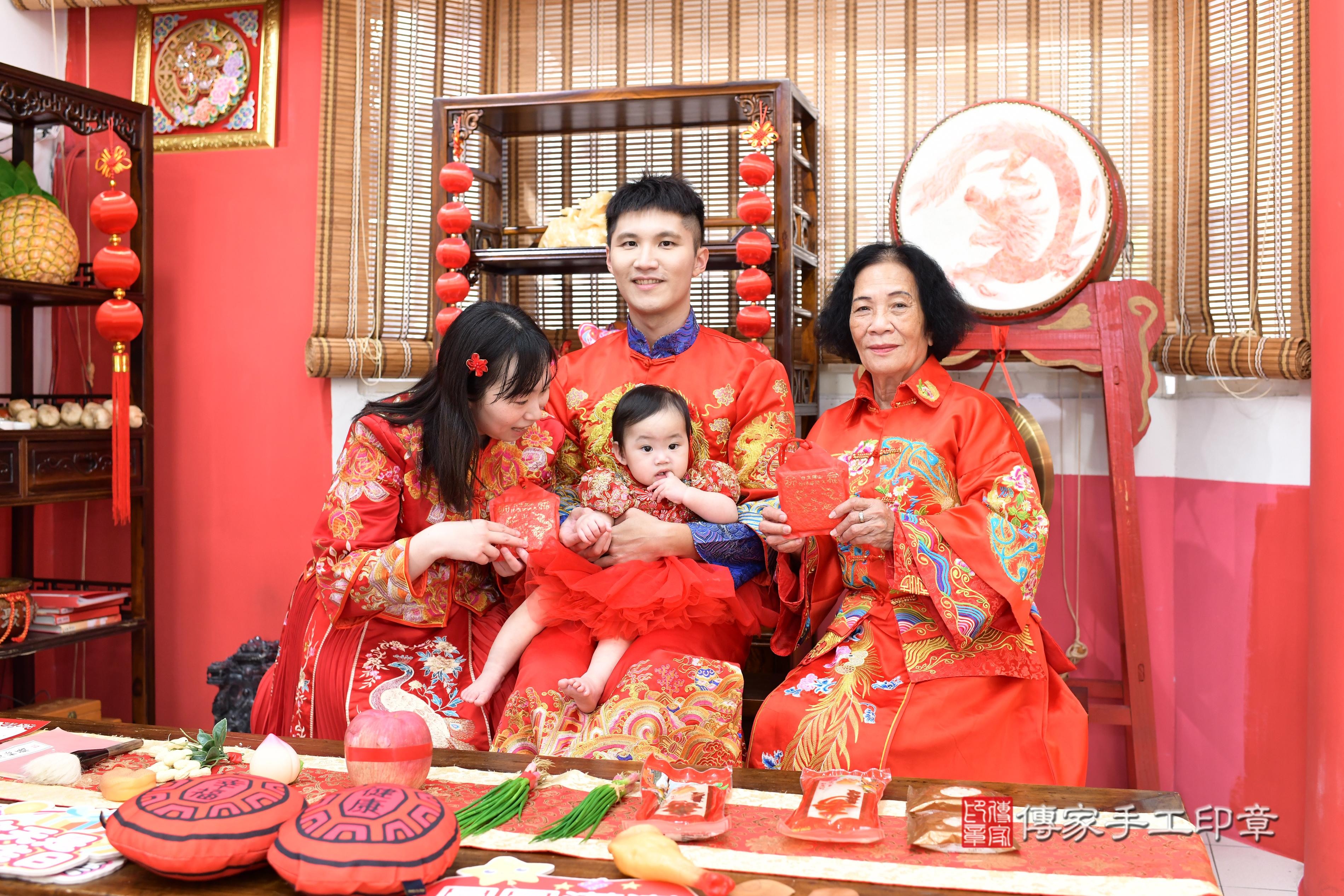 傳家手工印章高雄店、抓周、度脺、中國風會場、傳家嬰兒古禮、吉祥話、抓周道具物品24種、拍照。抓周證書。寶寶抓周、滿周歲、生日快樂、祝福