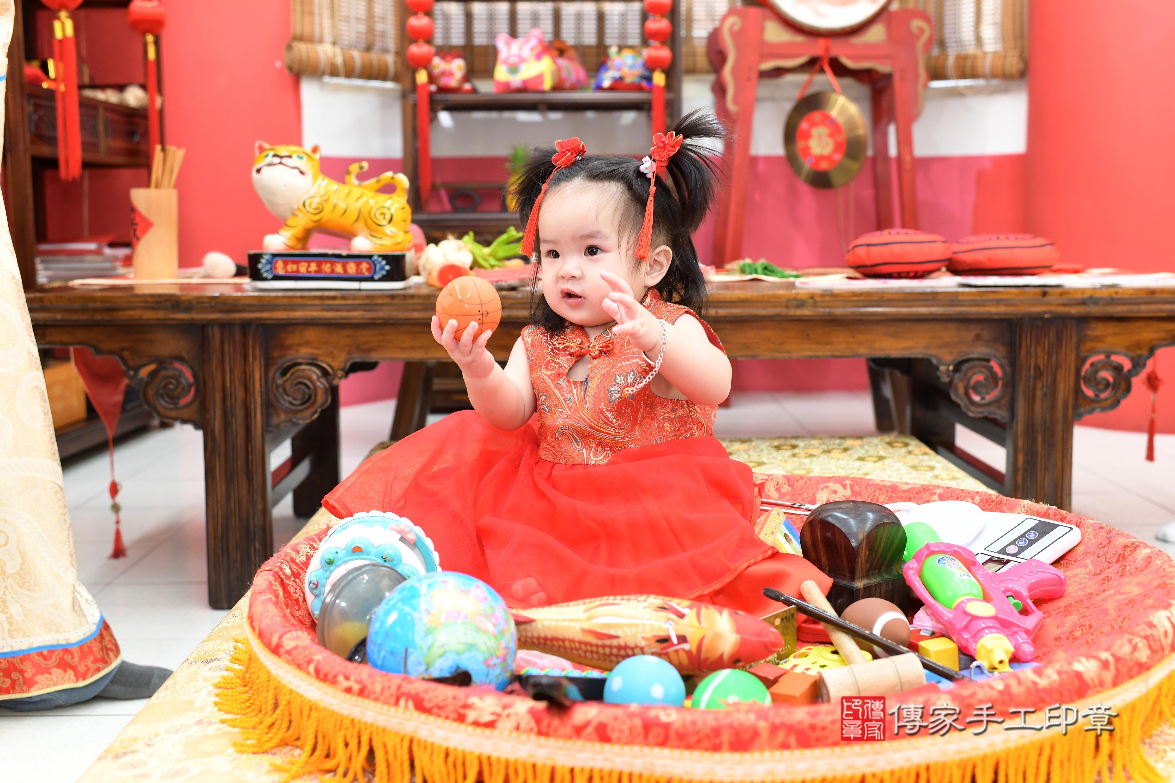 傳家手工印章高雄店、抓周、度脺、中國風會場、傳家嬰兒古禮、吉祥話、抓周道具物品24種、拍照。抓周證書。寶寶抓周、滿周歲、生日快樂、祝福 傳家手工印章高雄店、抓周、度脺、中國風會場、傳家嬰兒古禮、吉祥話、抓周道具物品24種、拍照。抓周證書。寶寶抓周、滿周歲、生日快樂、祝福